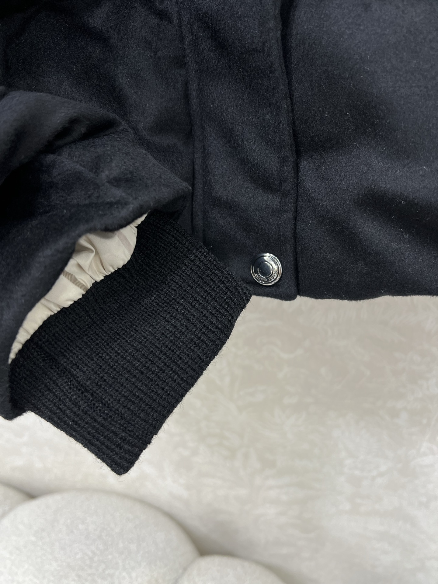 🔥🔥 Loro Pia*a 25秋冬新款羊绒鹅绒羽绒服 标志性羊绒混纺面料，绒感细腻如云，自带柔和哑光的