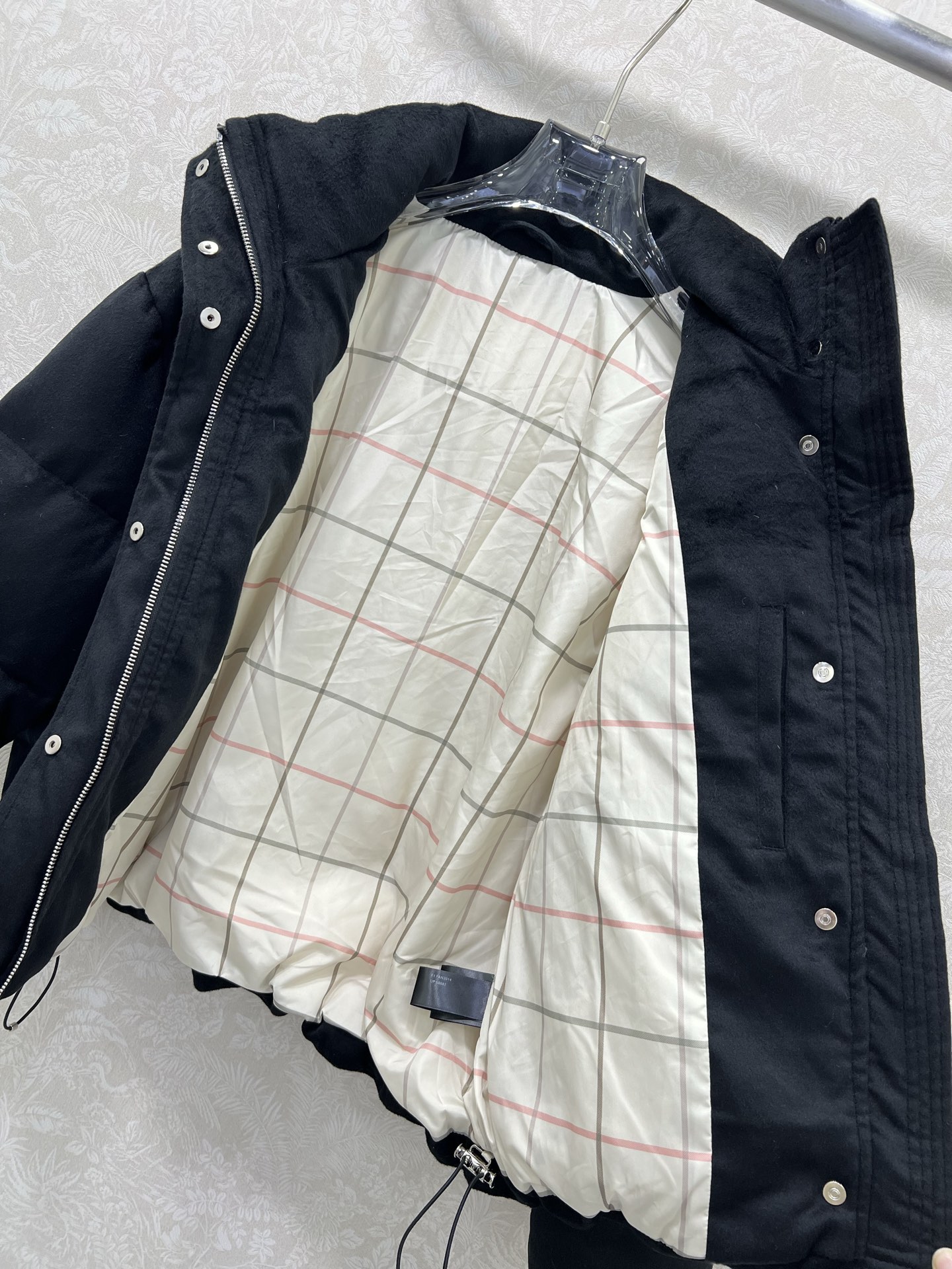 🔥🔥 Loro Pia*a 25秋冬新款羊绒鹅绒羽绒服 标志性羊绒混纺面料，绒感细腻如云，自带柔和哑光的