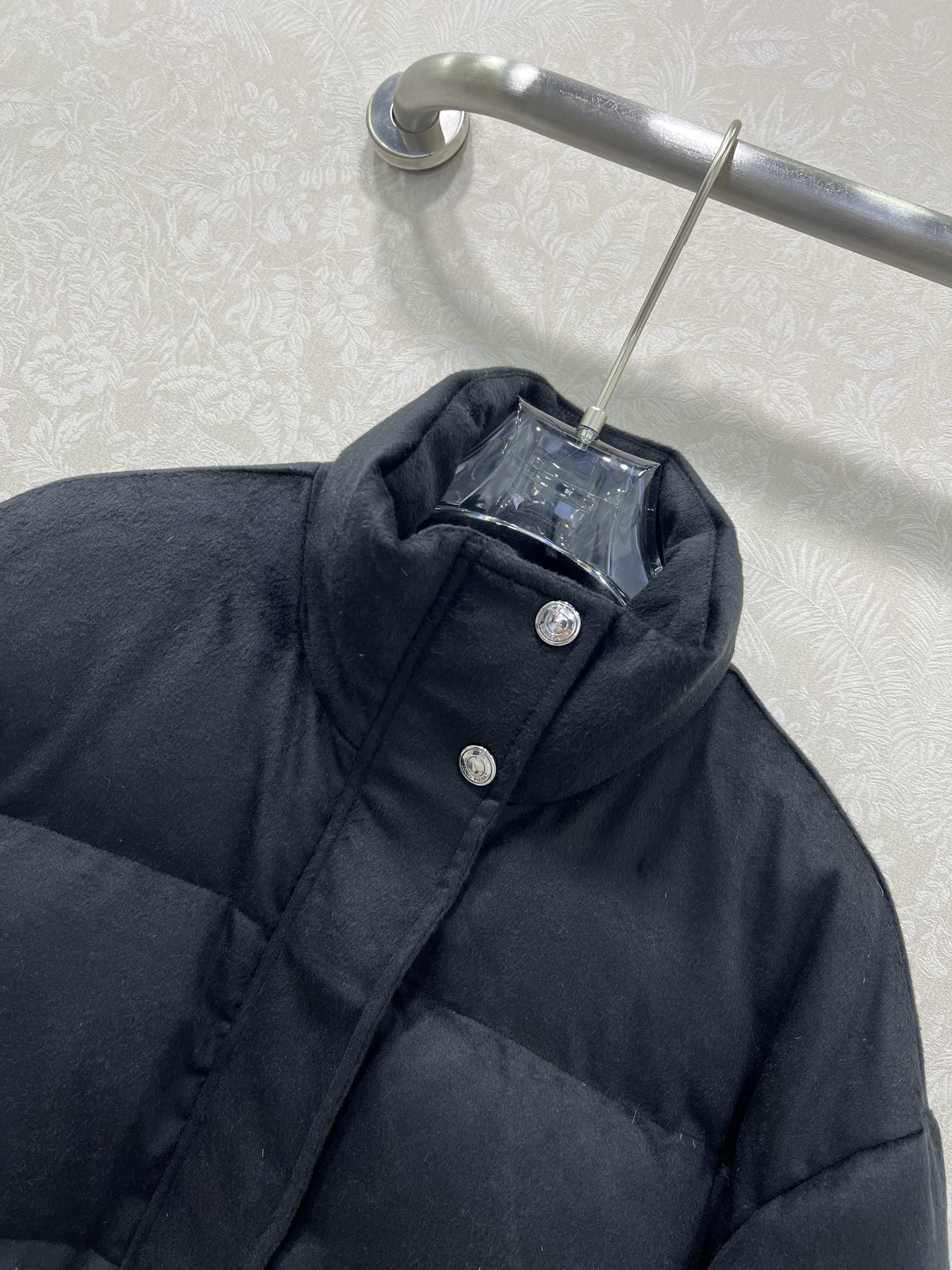 🔥🔥 Loro Pia*a 25秋冬新款羊绒鹅绒羽绒服 标志性羊绒混纺面料，绒感细腻如云，自带柔和哑光的