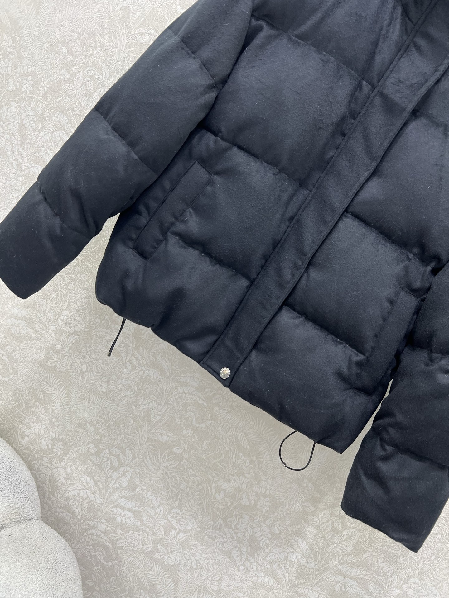 🔥🔥 Loro Pia*a 25秋冬新款羊绒鹅绒羽绒服 标志性羊绒混纺面料，绒感细腻如云，自带柔和哑光的