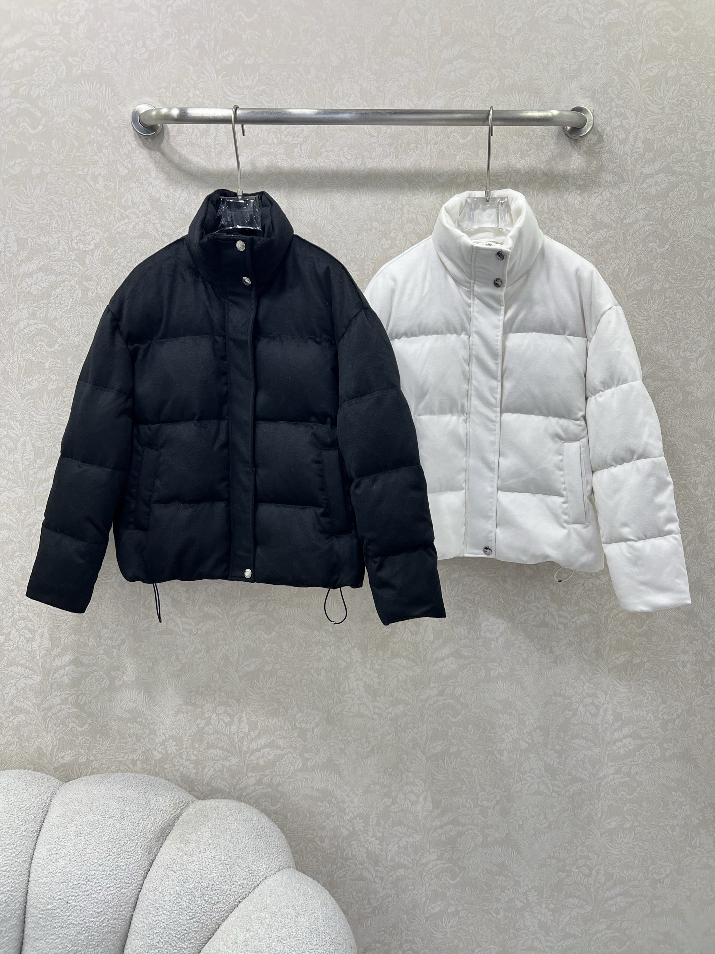 🔥🔥 Loro Pia*a 25秋冬新款羊绒鹅绒羽绒服 标志性羊绒混纺面料，绒感细腻如云，自带柔和哑光的