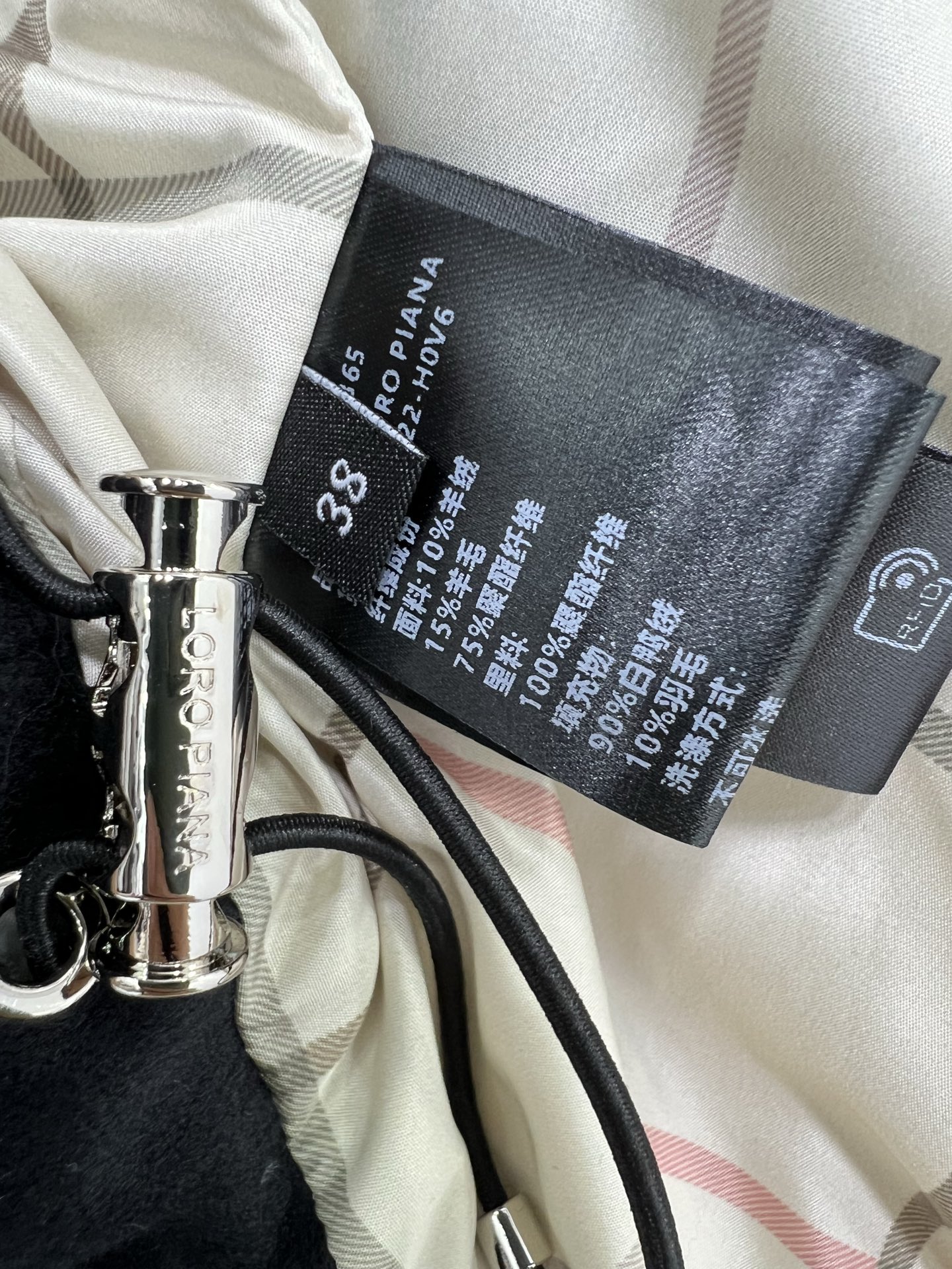 🔥🔥 Loro Pia*a 25秋冬新款羊绒鹅绒羽绒服 标志性羊绒混纺面料，绒感细腻如云，自带柔和哑光的