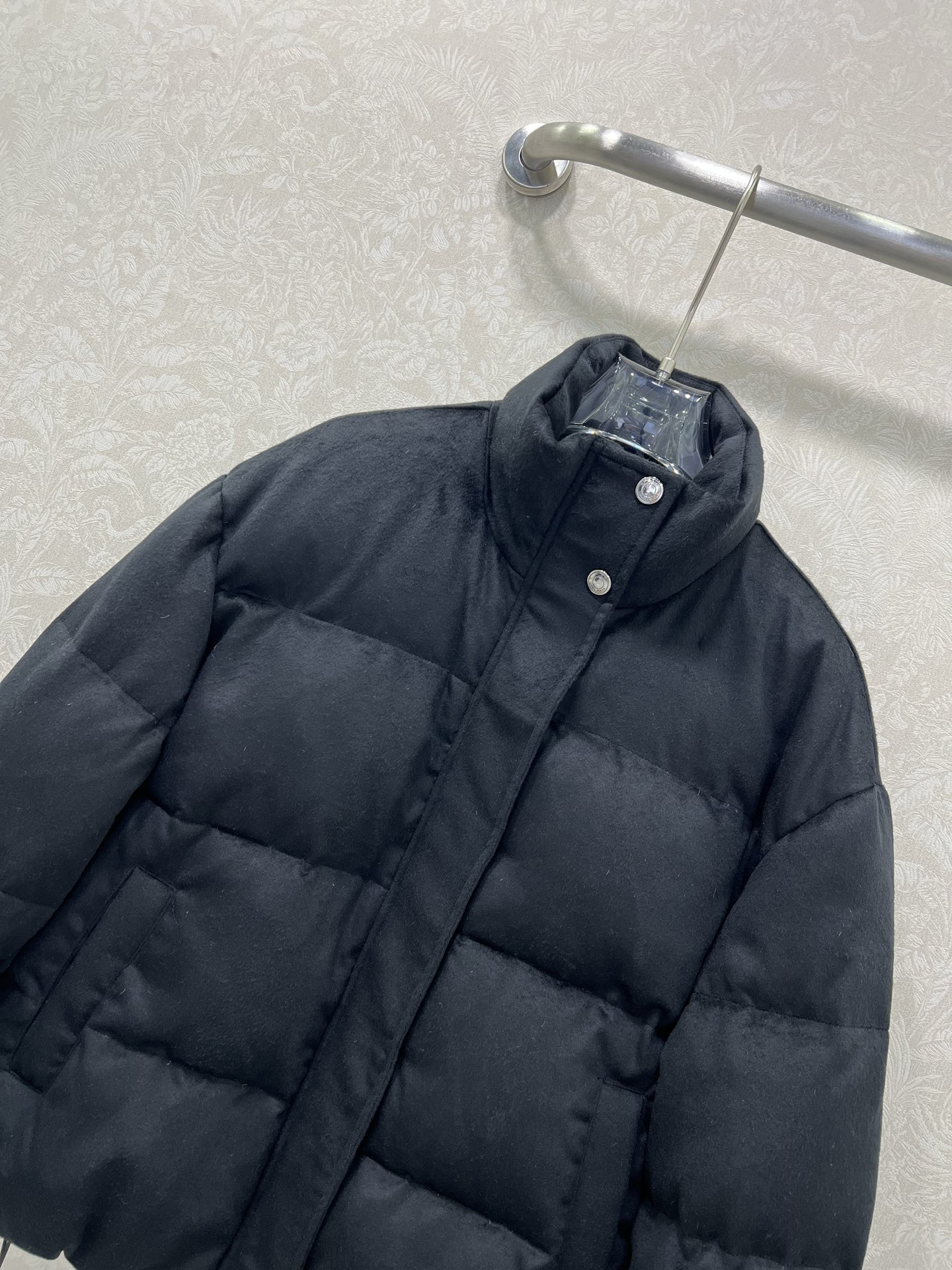 🔥🔥 Loro Pia*a 25秋冬新款羊绒鹅绒羽绒服 标志性羊绒混纺面料，绒感细腻如云，自带柔和哑光的