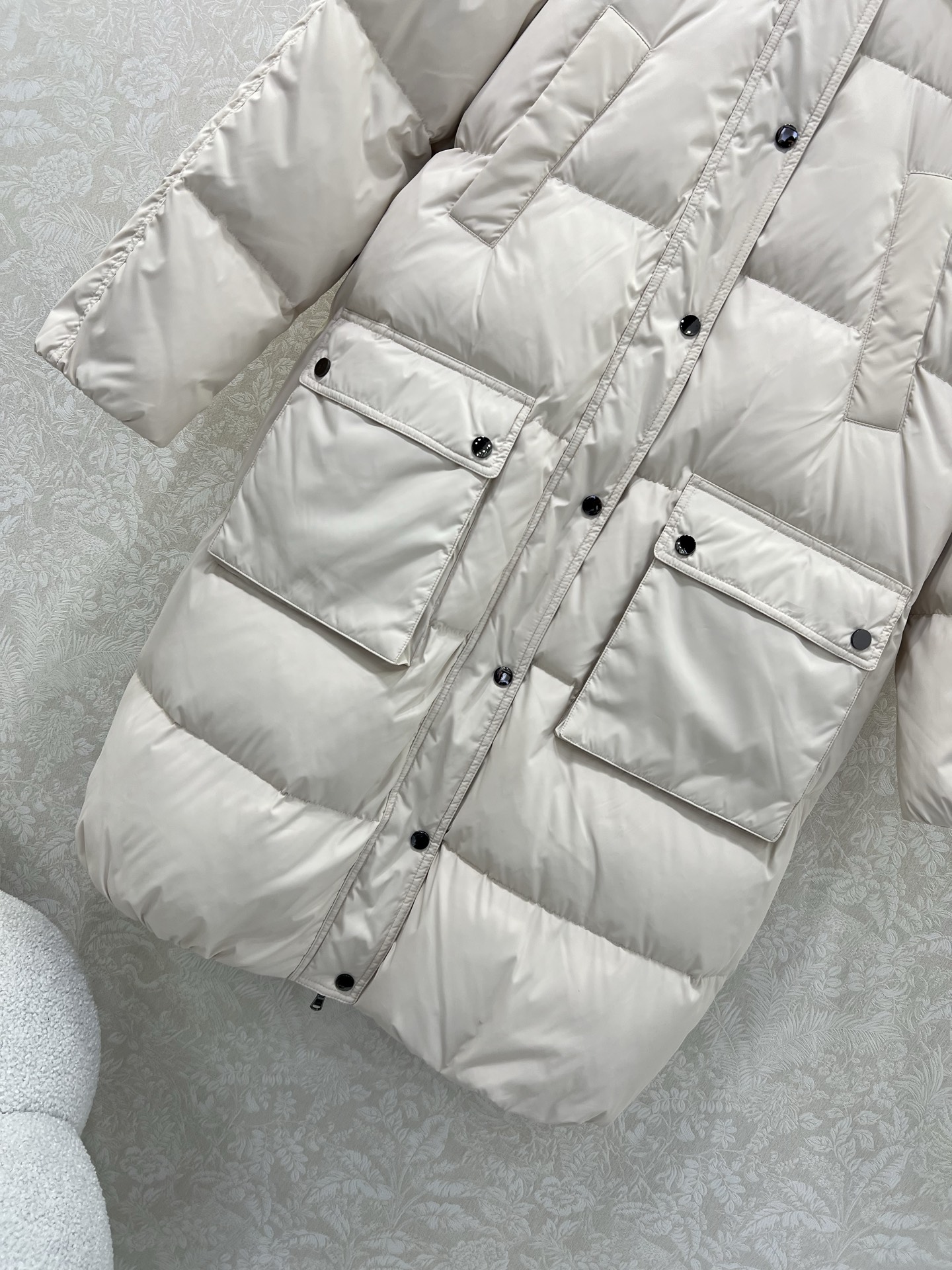 🔥🔥BC老钱风穿搭！可拆卸连帽长款羽绒服 国标进口90%白鸭绒记忆丝面料防风保暖。铜链意式拉链头装饰，简