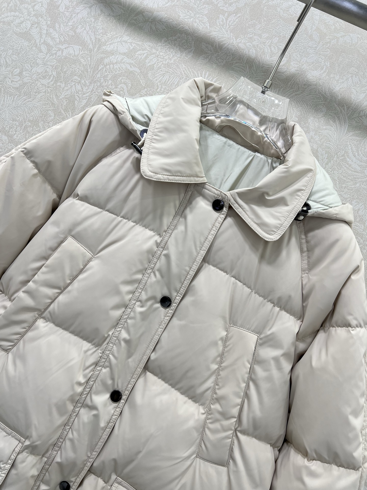 🔥🔥BC老钱风穿搭！可拆卸连帽长款羽绒服 国标进口90%白鸭绒记忆丝面料防风保暖。铜链意式拉链头装饰，简