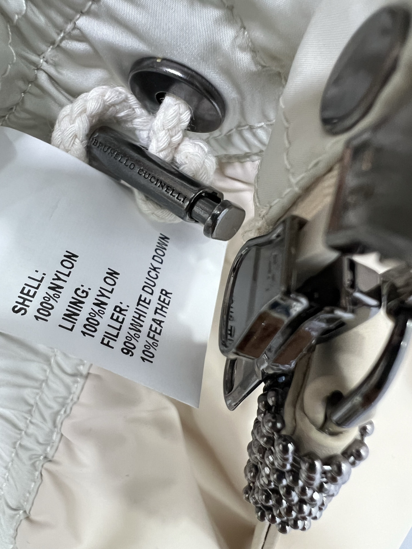 🔥🔥BC老钱风穿搭！可拆卸连帽长款羽绒服 国标进口90%白鸭绒记忆丝面料防风保暖。铜链意式拉链头装饰，简