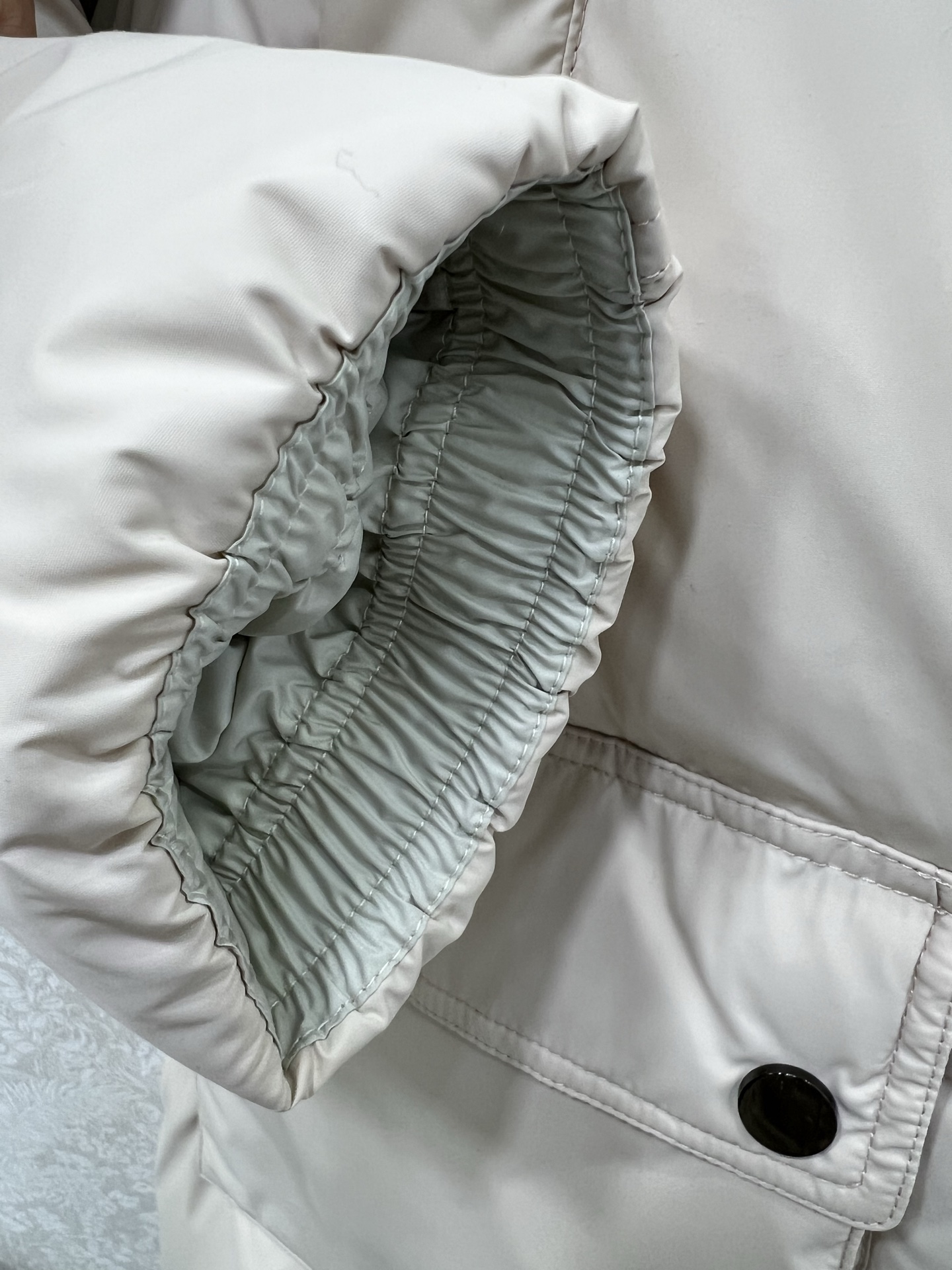 🔥🔥BC老钱风穿搭！可拆卸连帽长款羽绒服 国标进口90%白鸭绒记忆丝面料防风保暖。铜链意式拉链头装饰，简