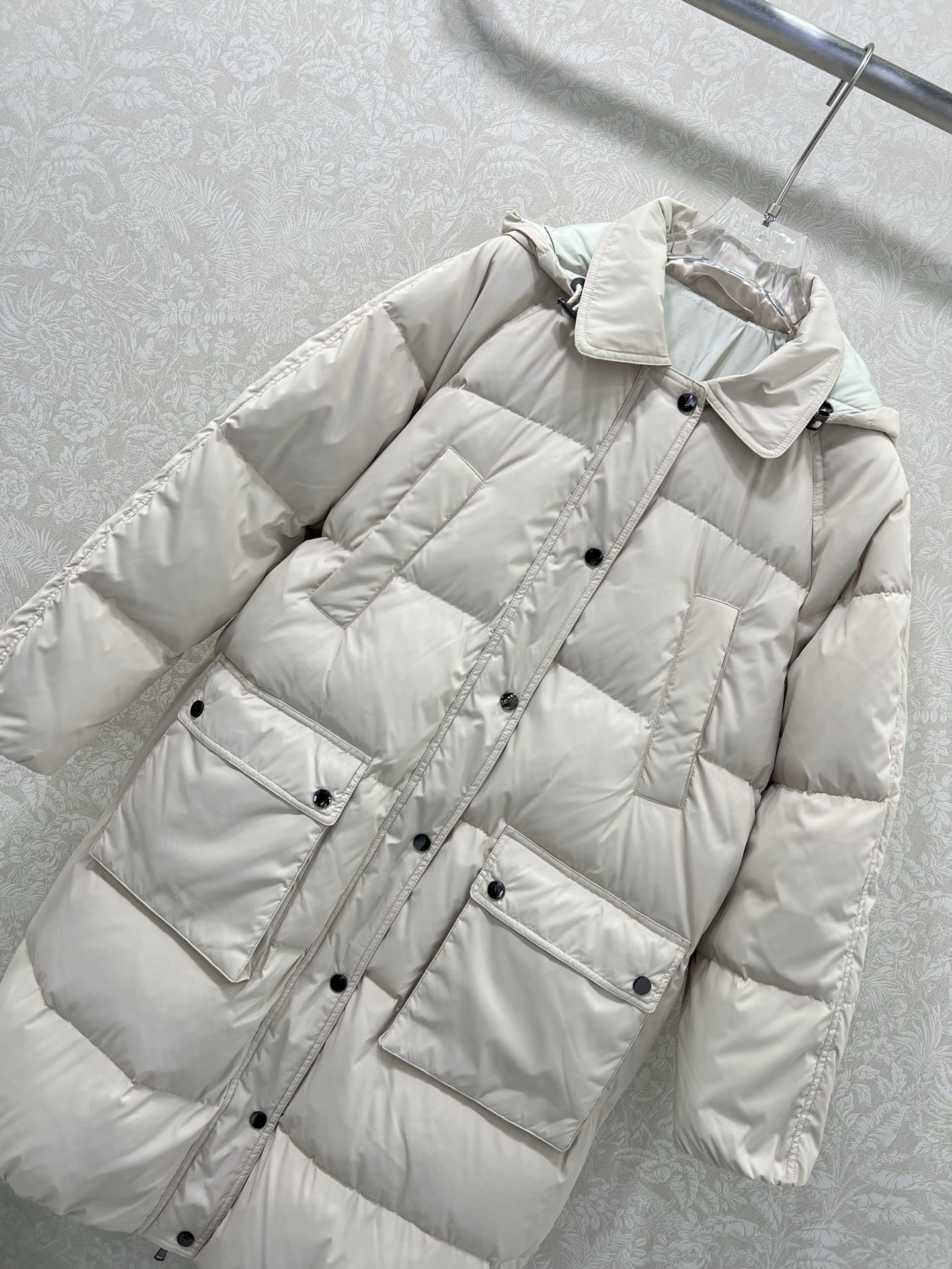 🔥🔥BC老钱风穿搭！可拆卸连帽长款羽绒服 国标进口90%白鸭绒记忆丝面料防风保暖。铜链意式拉链头装饰，简