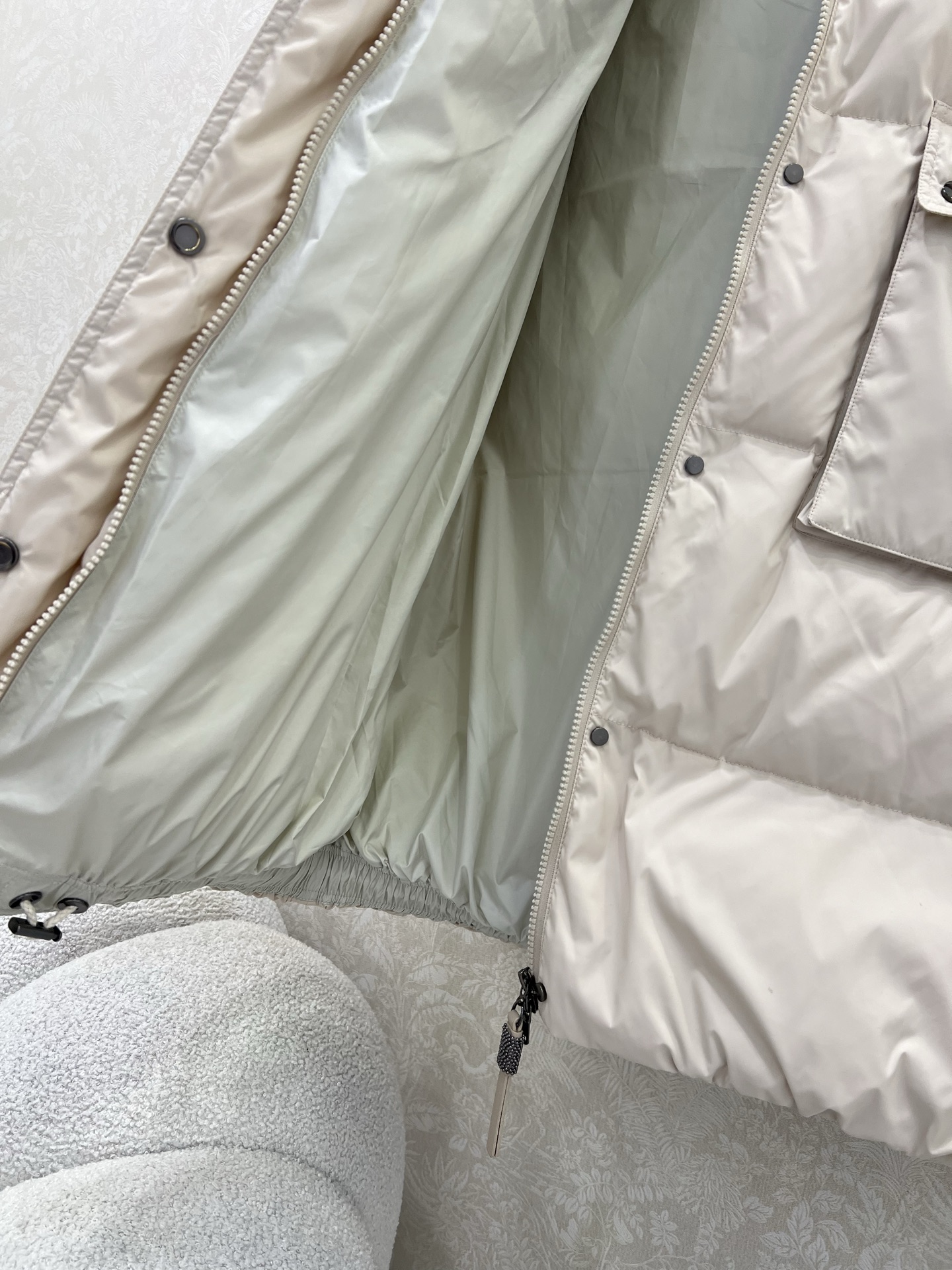 🔥🔥BC老钱风穿搭！可拆卸连帽长款羽绒服 国标进口90%白鸭绒记忆丝面料防风保暖。铜链意式拉链头装饰，简