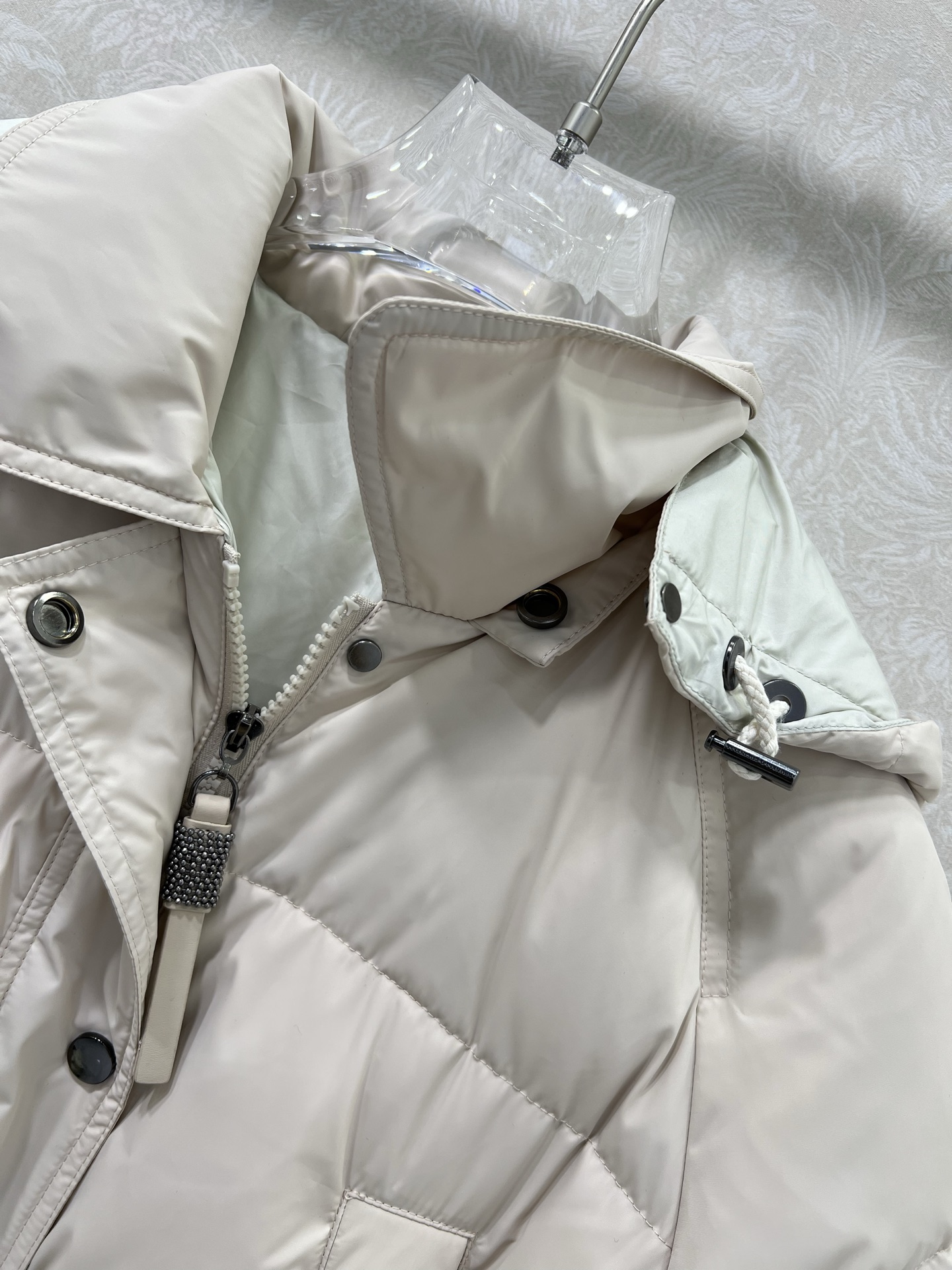 🔥🔥BC老钱风穿搭！可拆卸连帽长款羽绒服 国标进口90%白鸭绒记忆丝面料防风保暖。铜链意式拉链头装饰，简