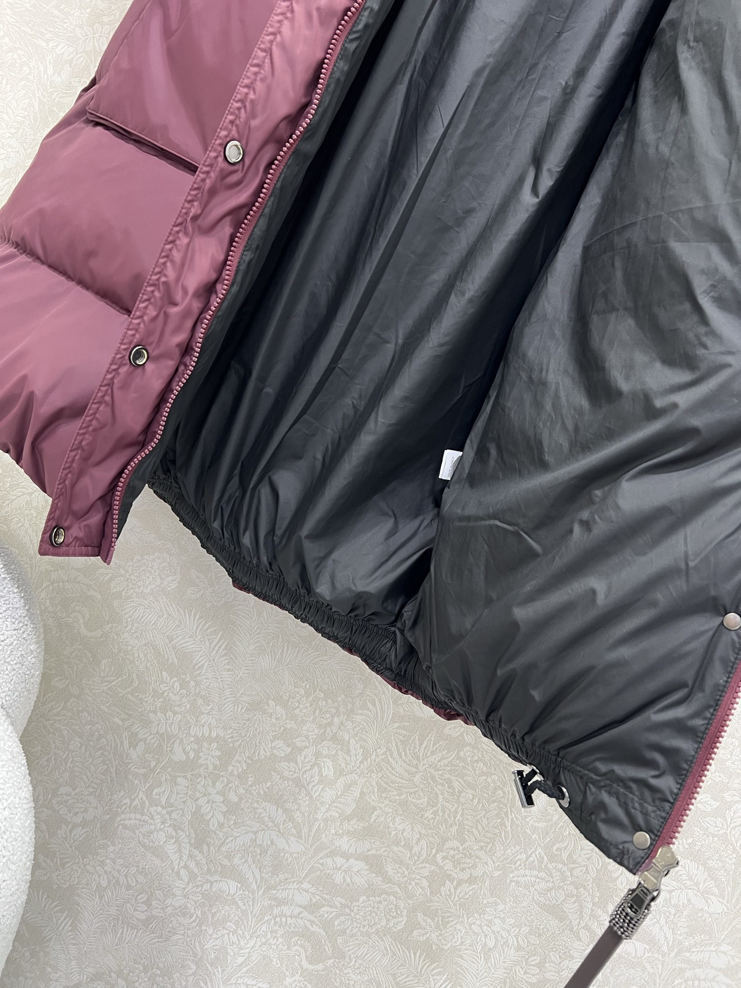 🔥🔥BC老钱风穿搭！可拆卸连帽长款羽绒服 国标进口90%白鸭绒记忆丝面料防风保暖。铜链意式拉链头装饰，简