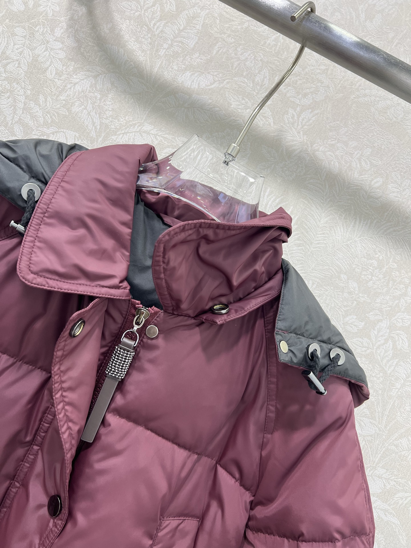 🔥🔥BC老钱风穿搭！可拆卸连帽长款羽绒服 国标进口90%白鸭绒记忆丝面料防风保暖。铜链意式拉链头装饰，简