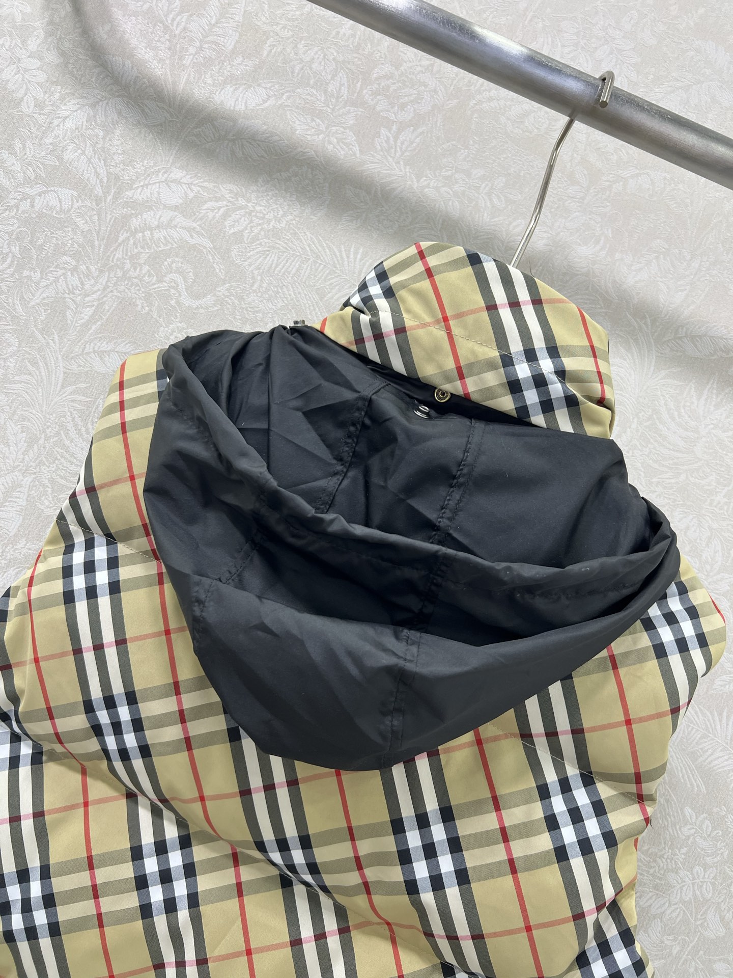 🔥🔥burber*y 25新款硅胶徽章斜格纹羽绒背心 双向拉链开合顺滑利落，侧边拉链口袋与抽绳调节下摆细