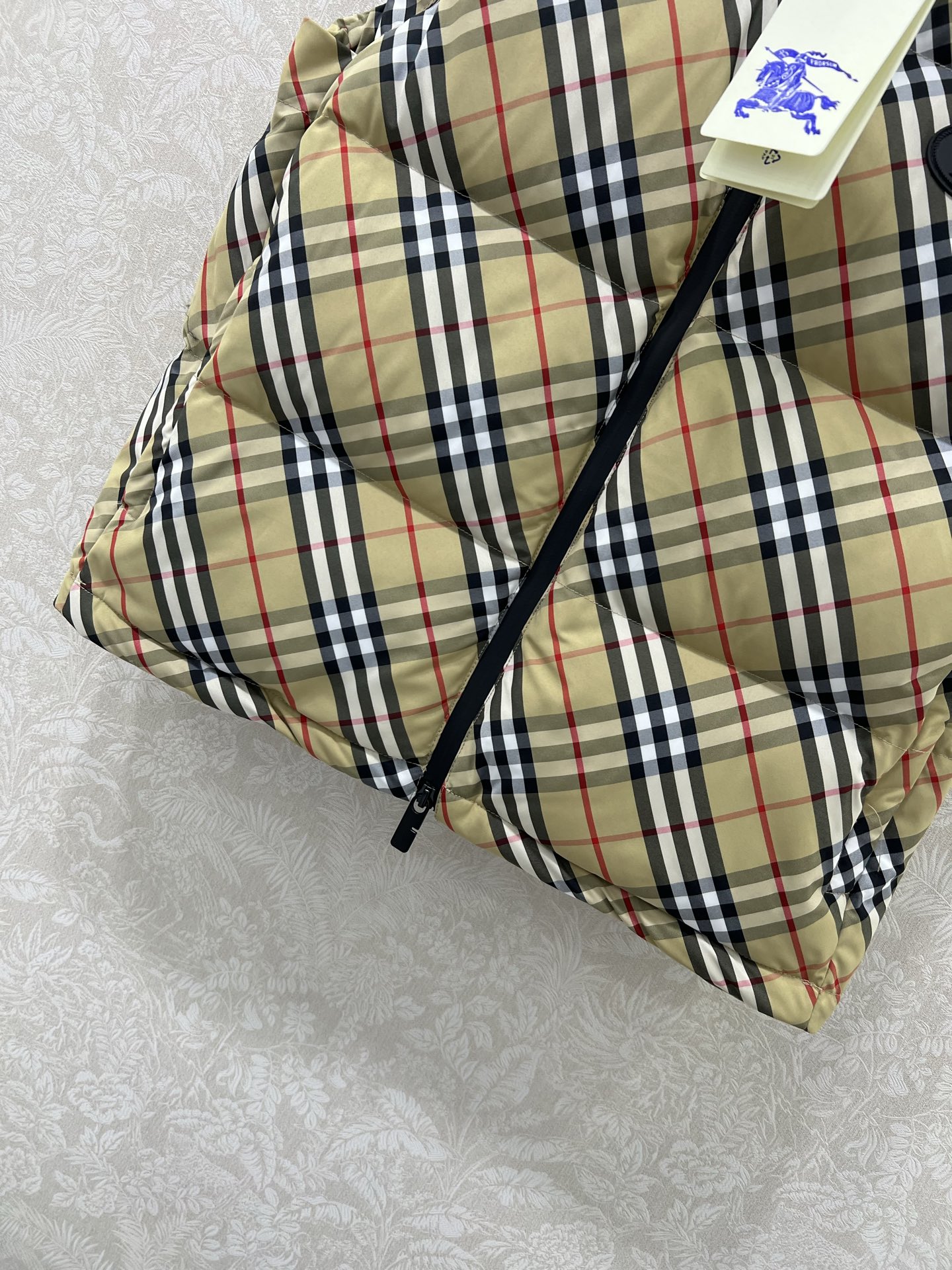 🔥🔥burber*y 25新款硅胶徽章斜格纹羽绒背心 双向拉链开合顺滑利落，侧边拉链口袋与抽绳调节下摆细
