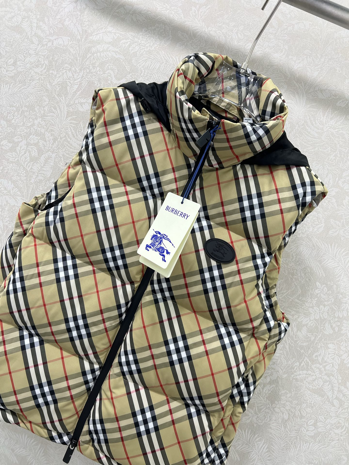 🔥🔥burber*y 25新款硅胶徽章斜格纹羽绒背心 双向拉链开合顺滑利落，侧边拉链口袋与抽绳调节下摆细