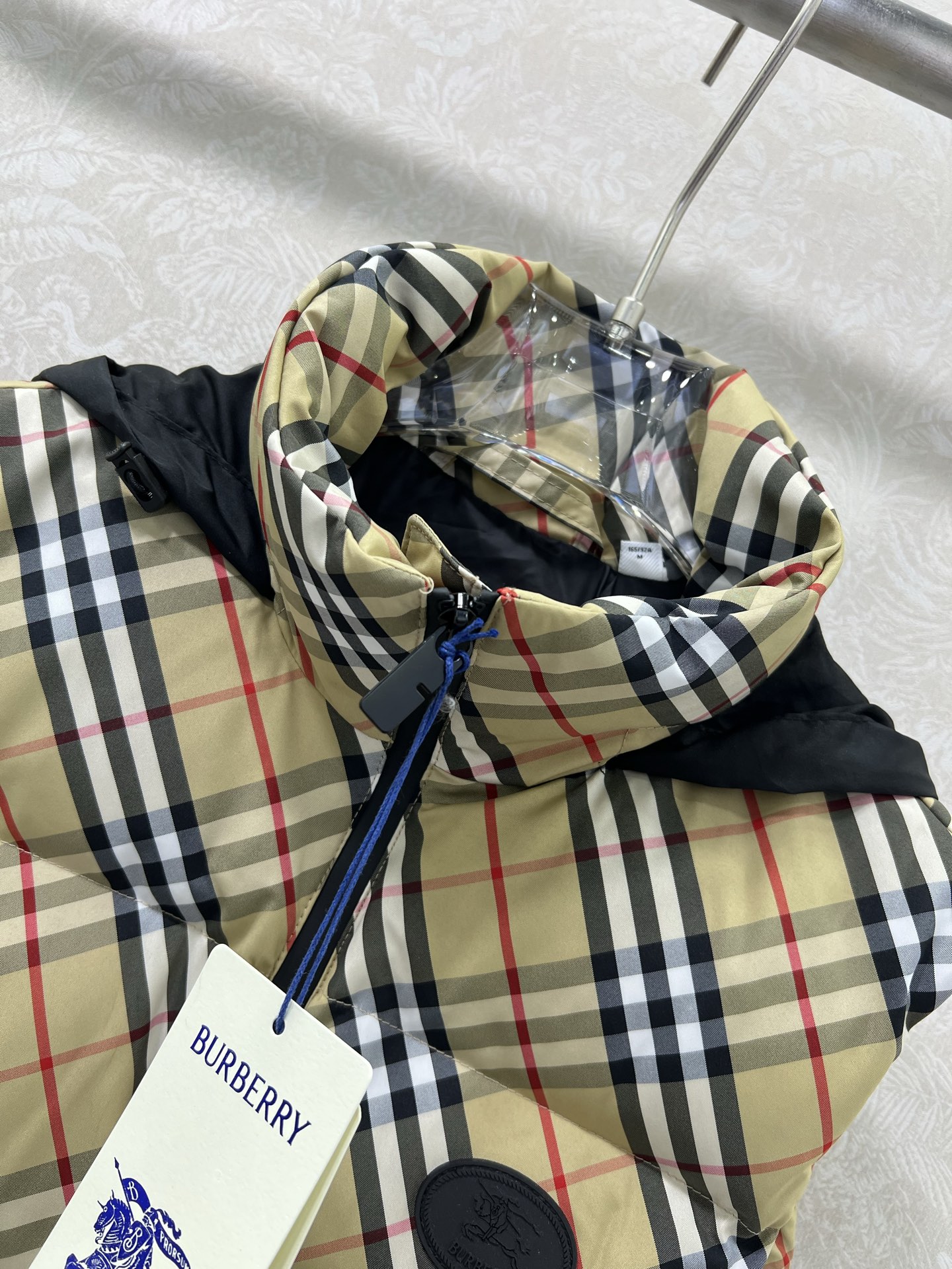 🔥🔥burber*y 25新款硅胶徽章斜格纹羽绒背心 双向拉链开合顺滑利落，侧边拉链口袋与抽绳调节下摆细