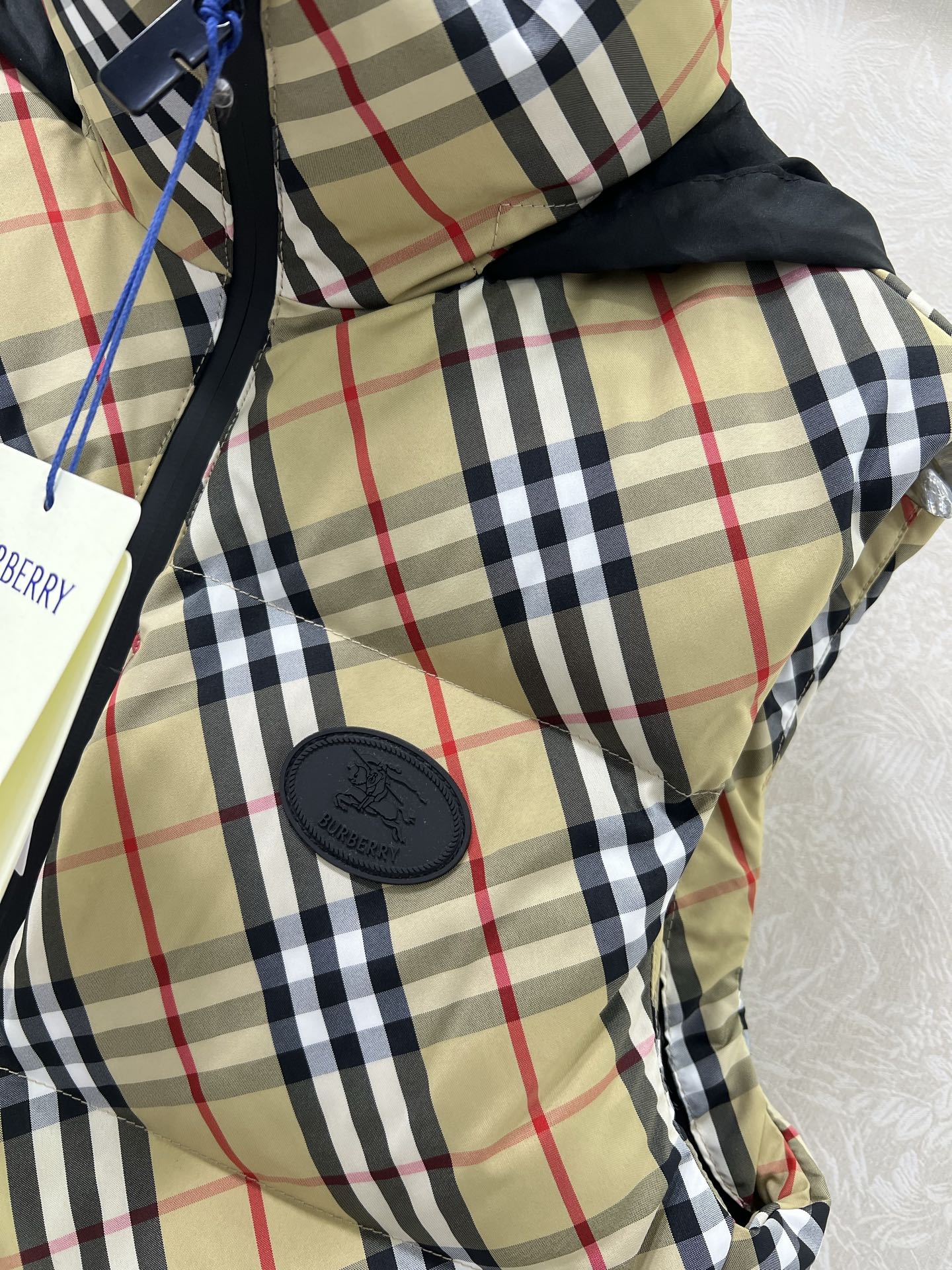🔥🔥burber*y 25新款硅胶徽章斜格纹羽绒背心 双向拉链开合顺滑利落，侧边拉链口袋与抽绳调节下摆细