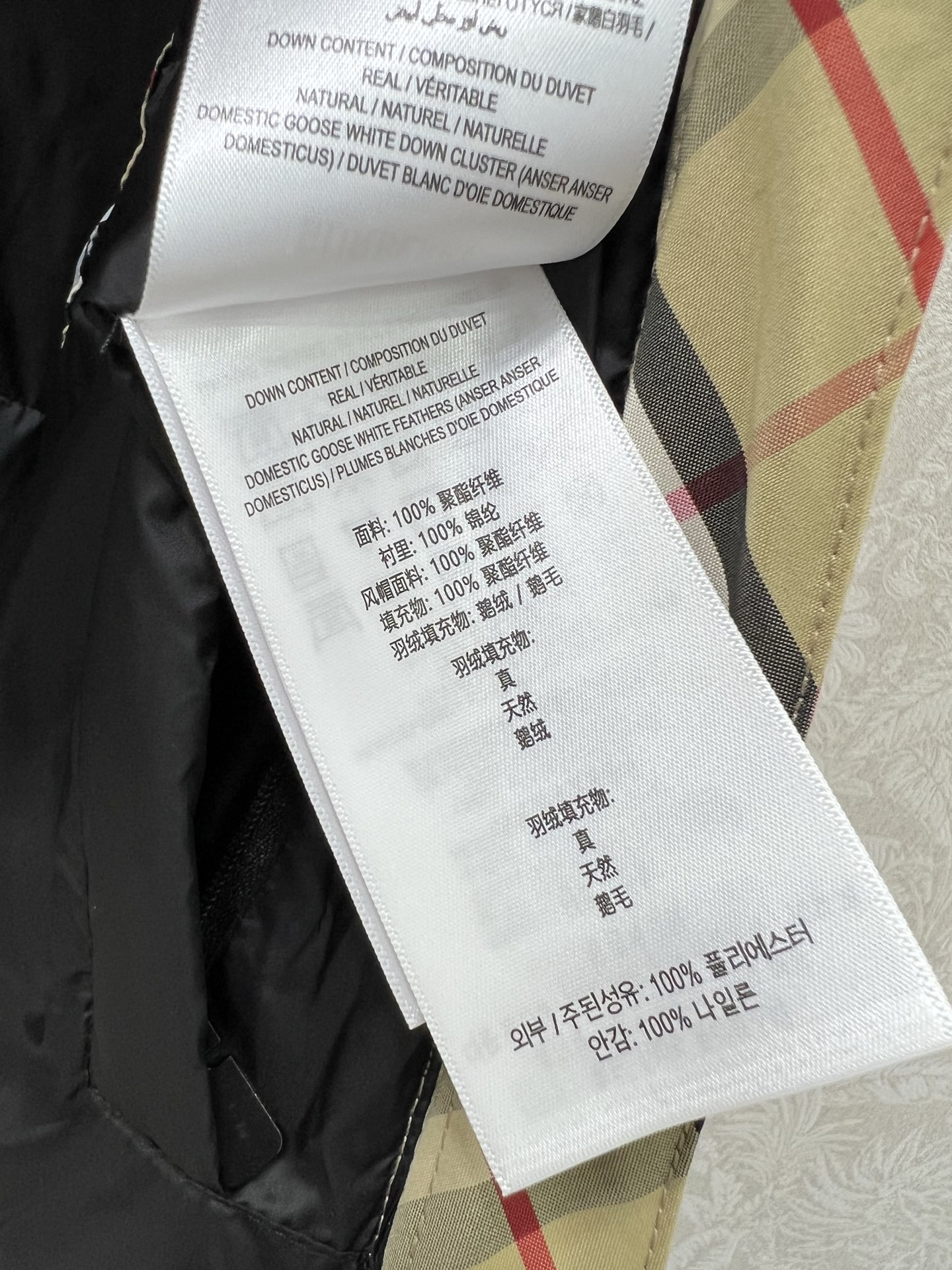 🔥🔥burber*y 25新款硅胶徽章斜格纹羽绒背心 双向拉链开合顺滑利落，侧边拉链口袋与抽绳调节下摆细