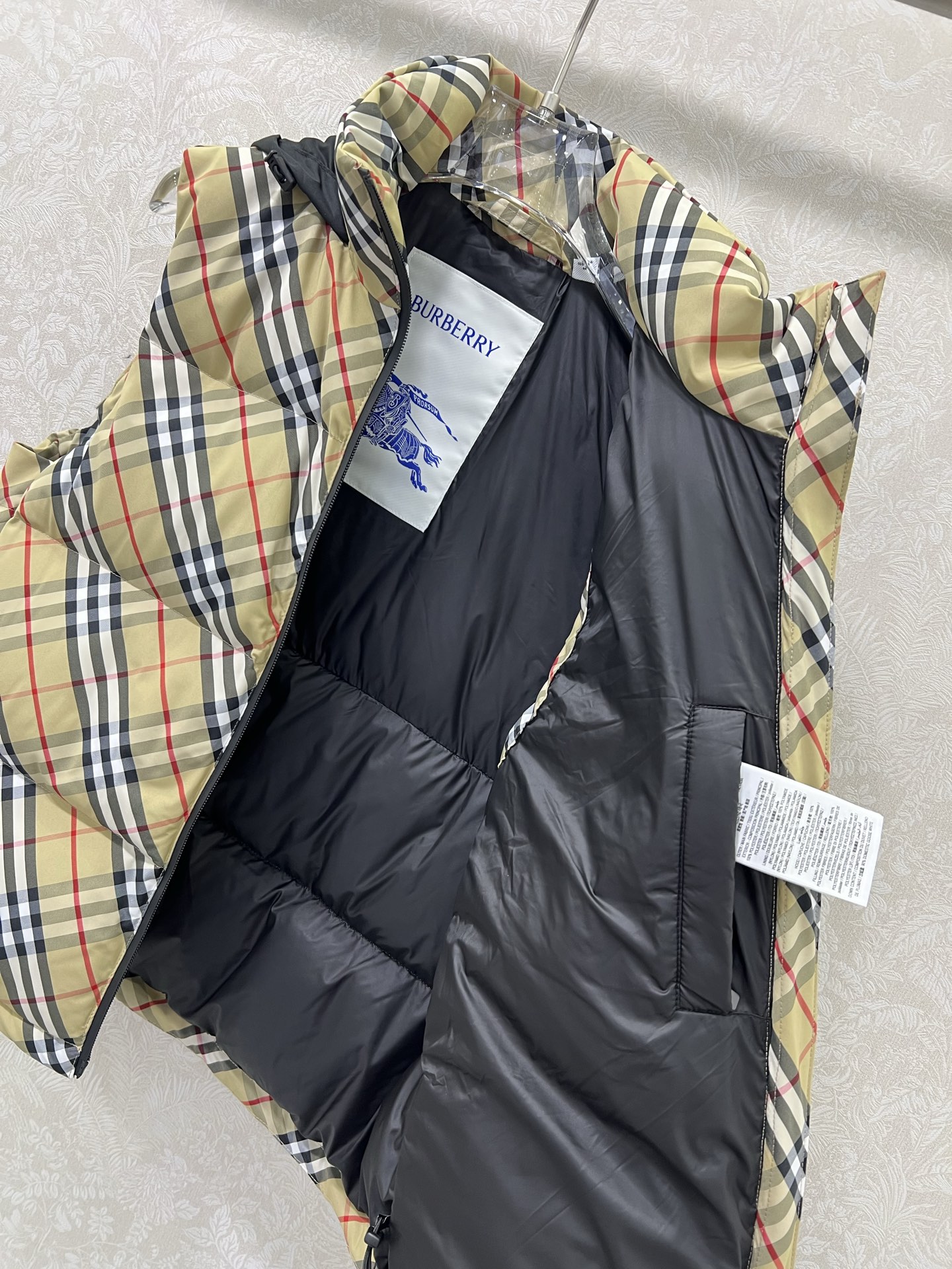 🔥🔥burber*y 25新款硅胶徽章斜格纹羽绒背心 双向拉链开合顺滑利落，侧边拉链口袋与抽绳调节下摆细