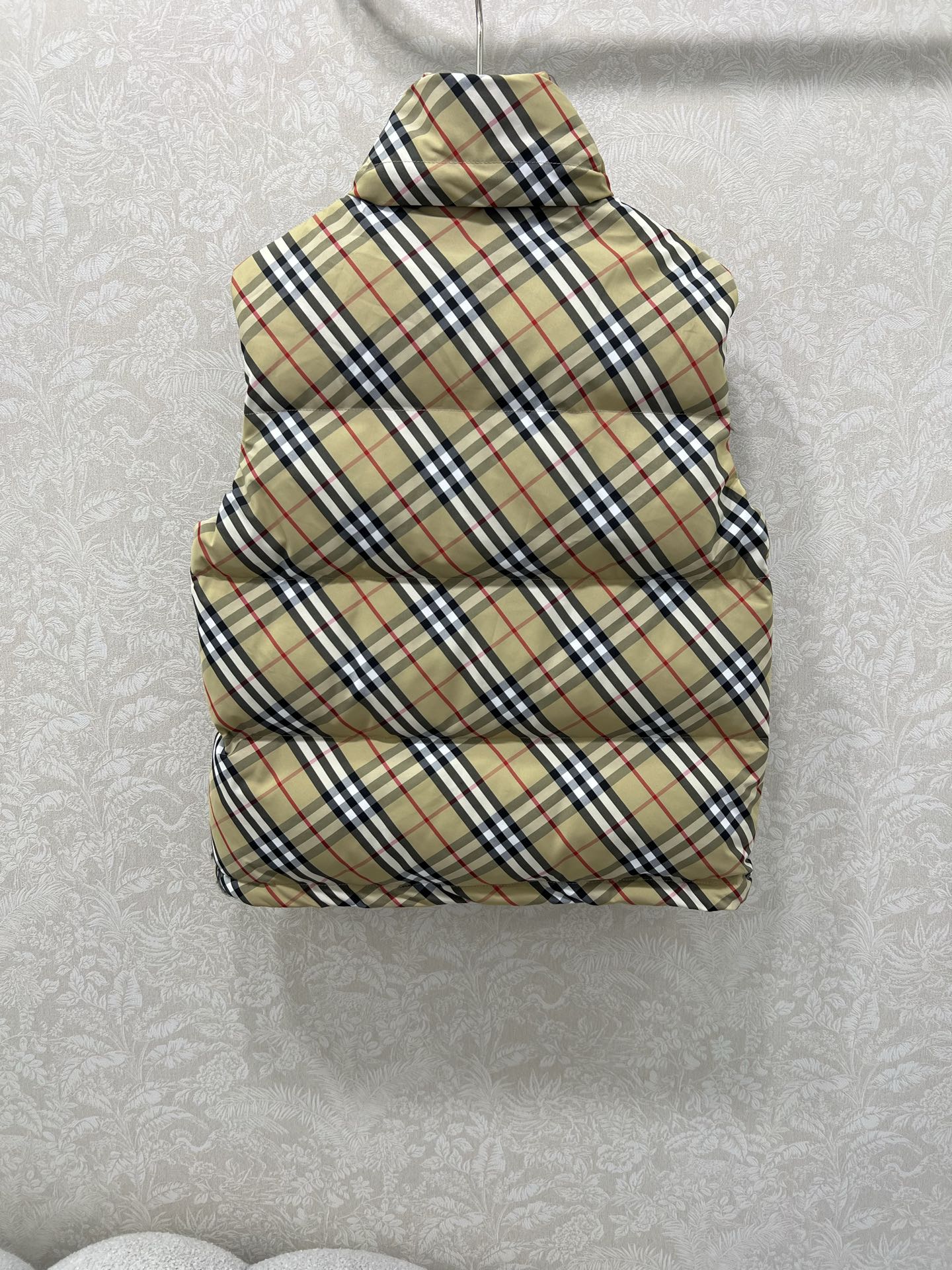 🔥🔥burber*y 25新款硅胶徽章斜格纹羽绒背心 双向拉链开合顺滑利落，侧边拉链口袋与抽绳调节下摆细