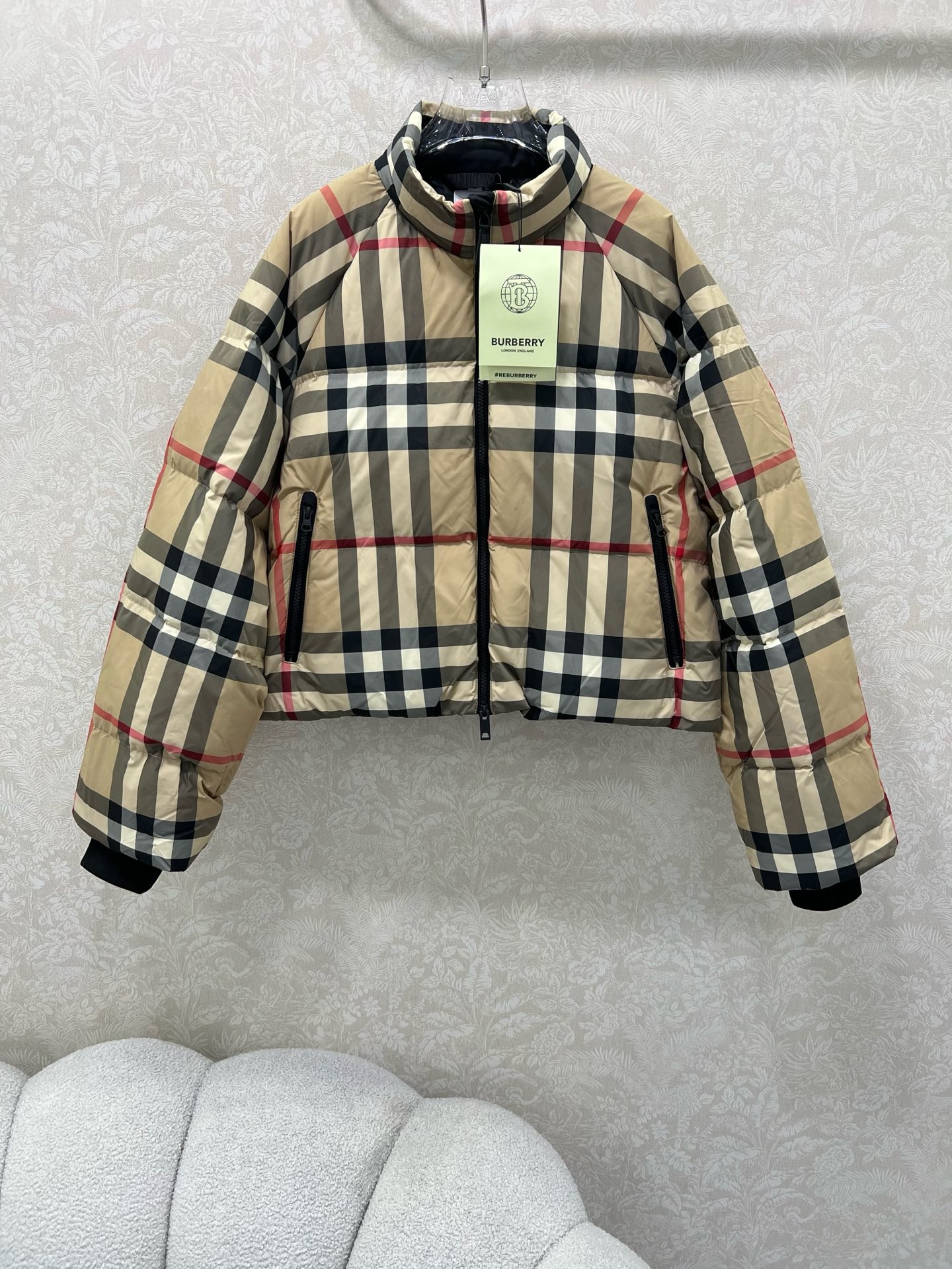 🔥🔥Burber*y 25新款立领格纹短款羽绒服 采用经典格纹面料，90白鹅绒 色彩搭配和谐且格纹对位精
