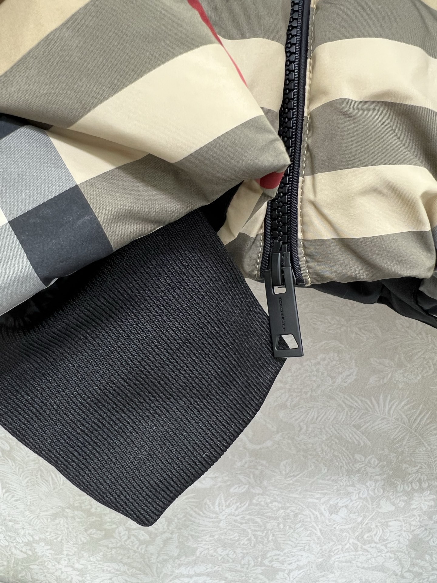 🔥🔥Burber*y 25新款立领格纹短款羽绒服 采用经典格纹面料，90白鹅绒 色彩搭配和谐且格纹对位精