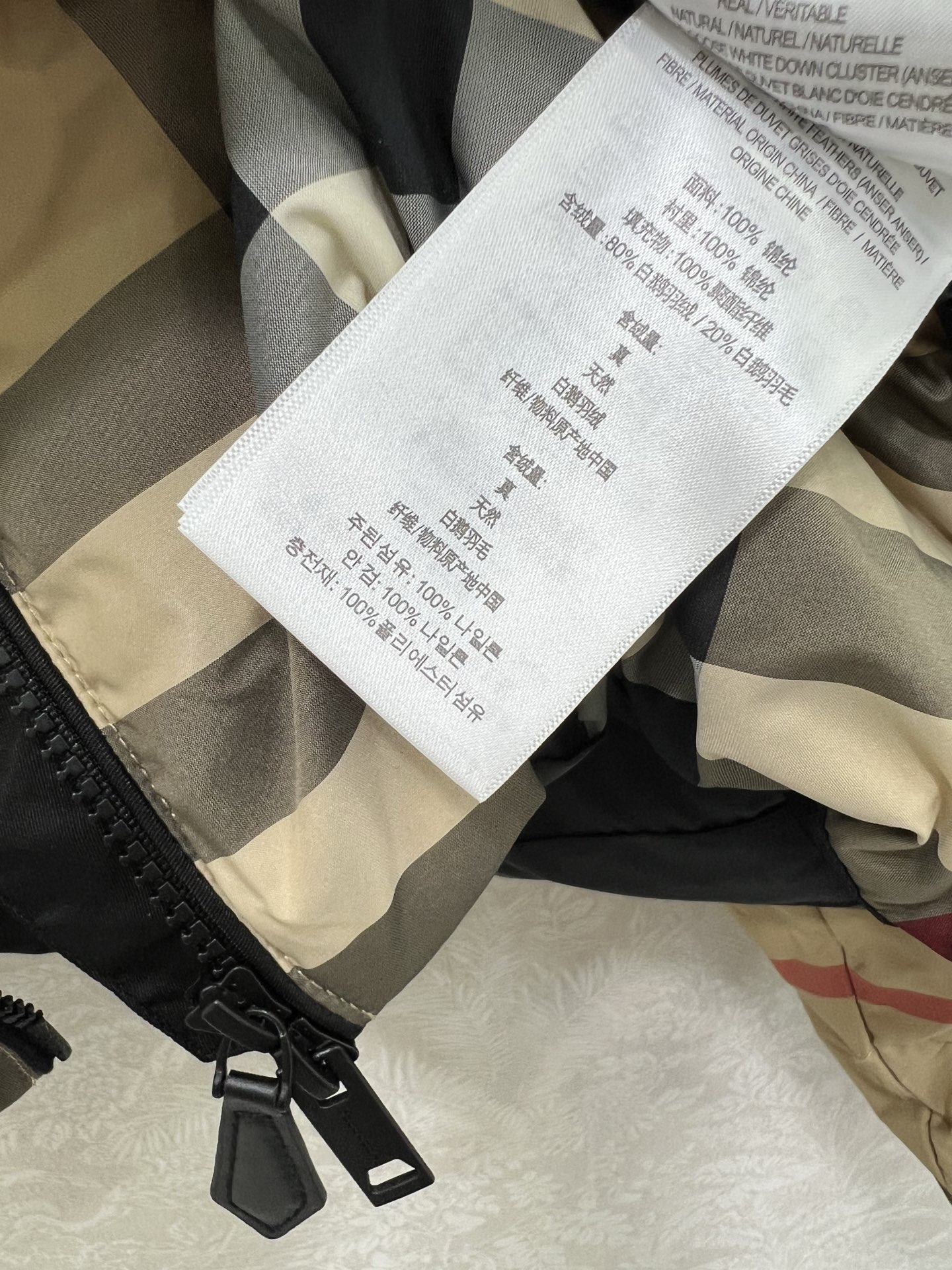 🔥🔥Burber*y 25新款立领格纹短款羽绒服 采用经典格纹面料，90白鹅绒 色彩搭配和谐且格纹对位精