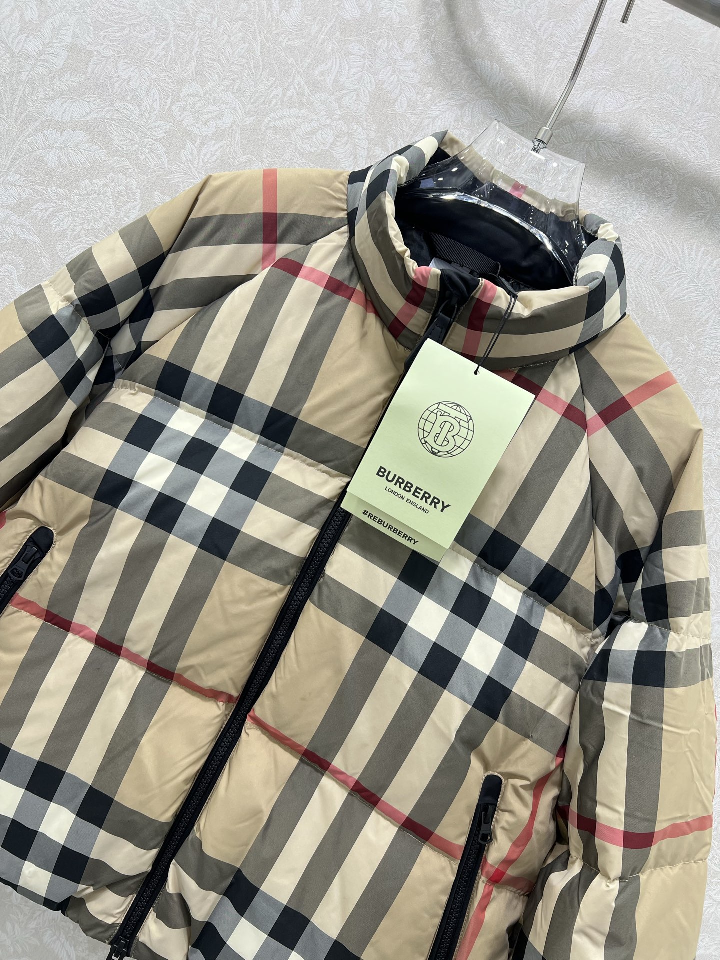🔥🔥Burber*y 25新款立领格纹短款羽绒服 采用经典格纹面料，90白鹅绒 色彩搭配和谐且格纹对位精