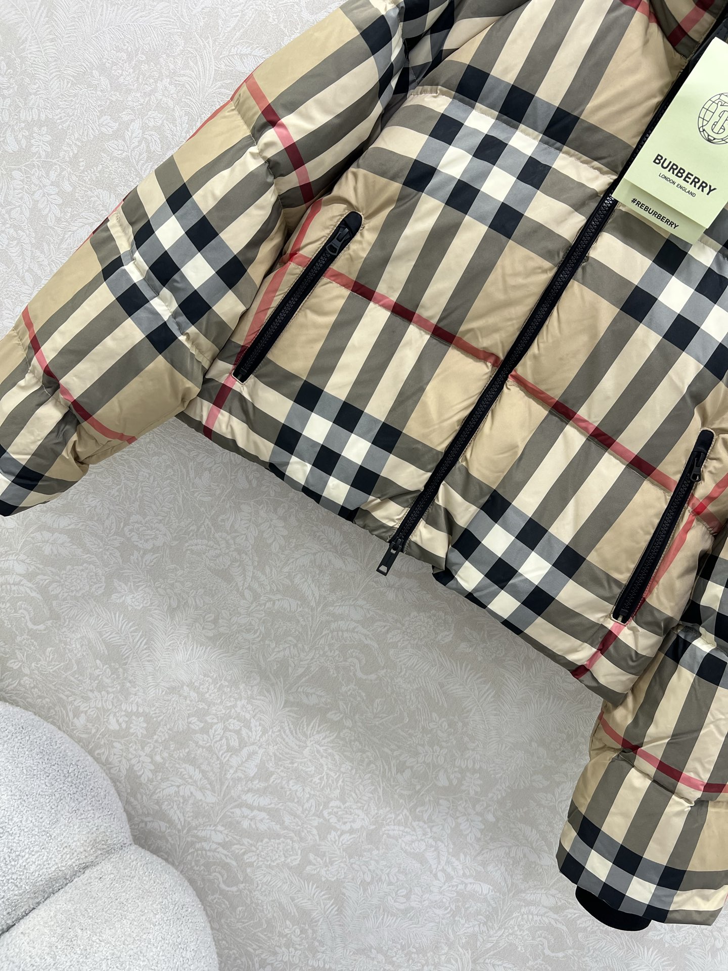 🔥🔥Burber*y 25新款立领格纹短款羽绒服 采用经典格纹面料，90白鹅绒 色彩搭配和谐且格纹对位精