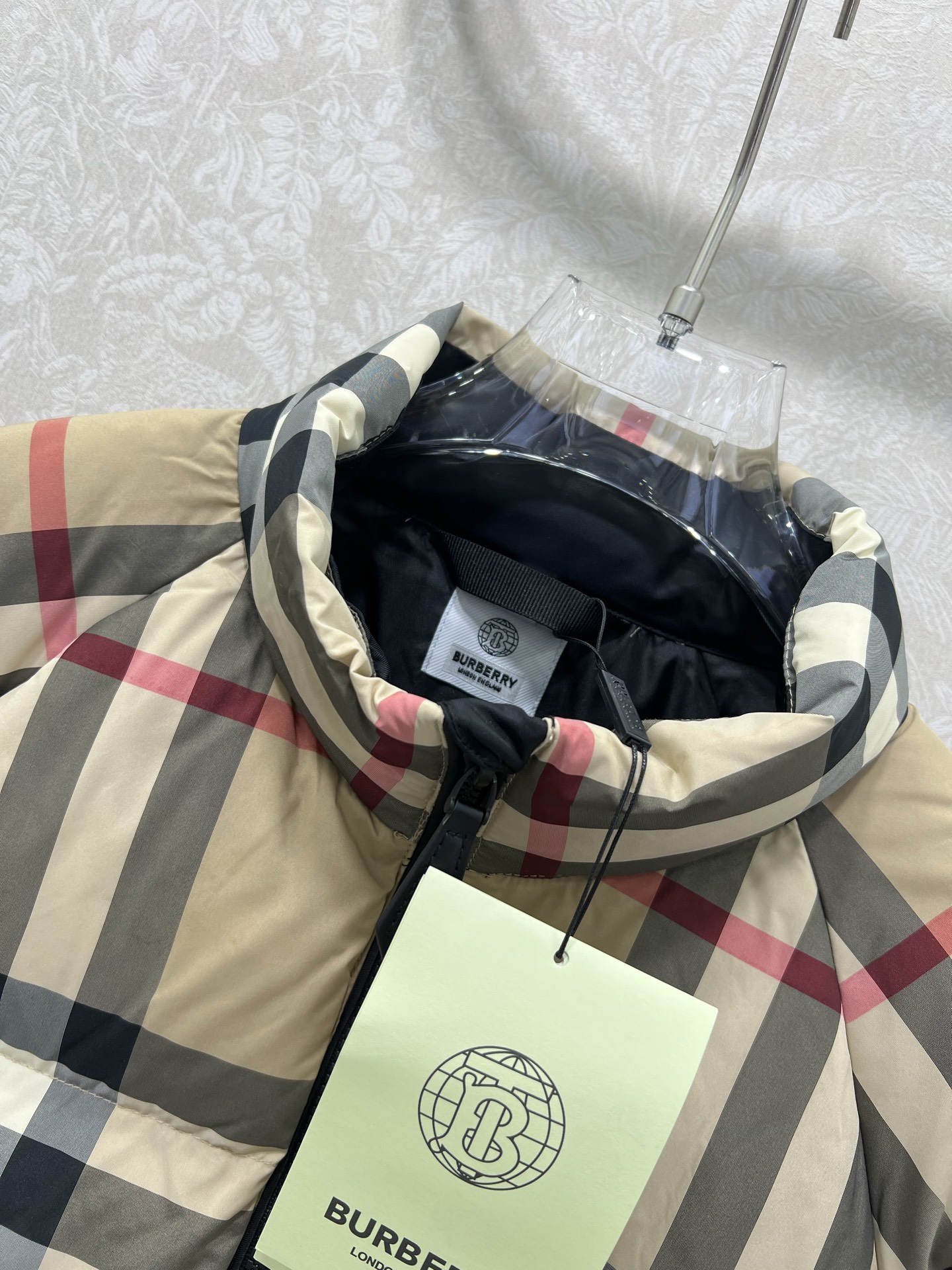 🔥🔥Burber*y 25新款立领格纹短款羽绒服 采用经典格纹面料，90白鹅绒 色彩搭配和谐且格纹对位精