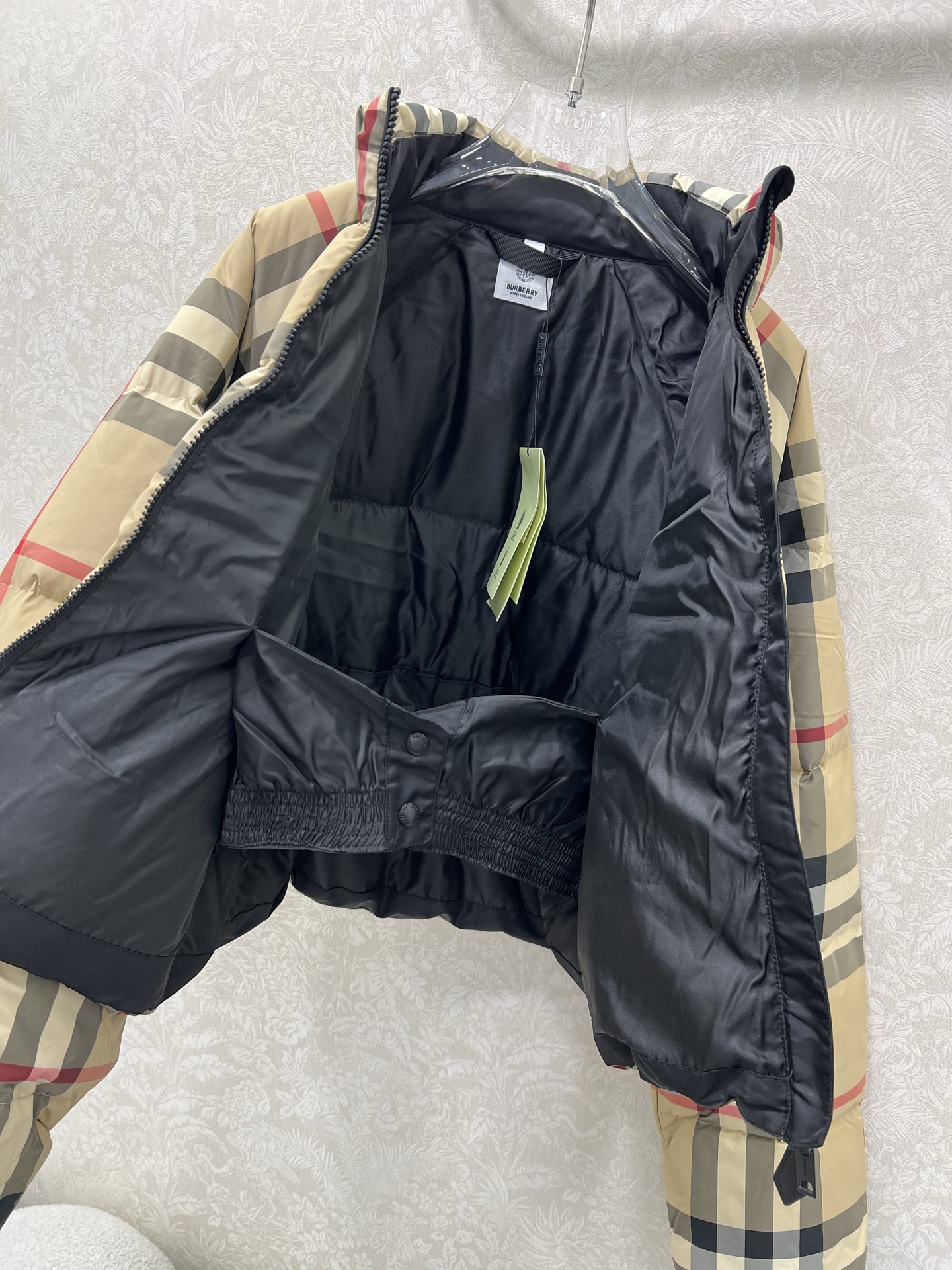 🔥🔥Burber*y 25新款立领格纹短款羽绒服 采用经典格纹面料，90白鹅绒 色彩搭配和谐且格纹对位精