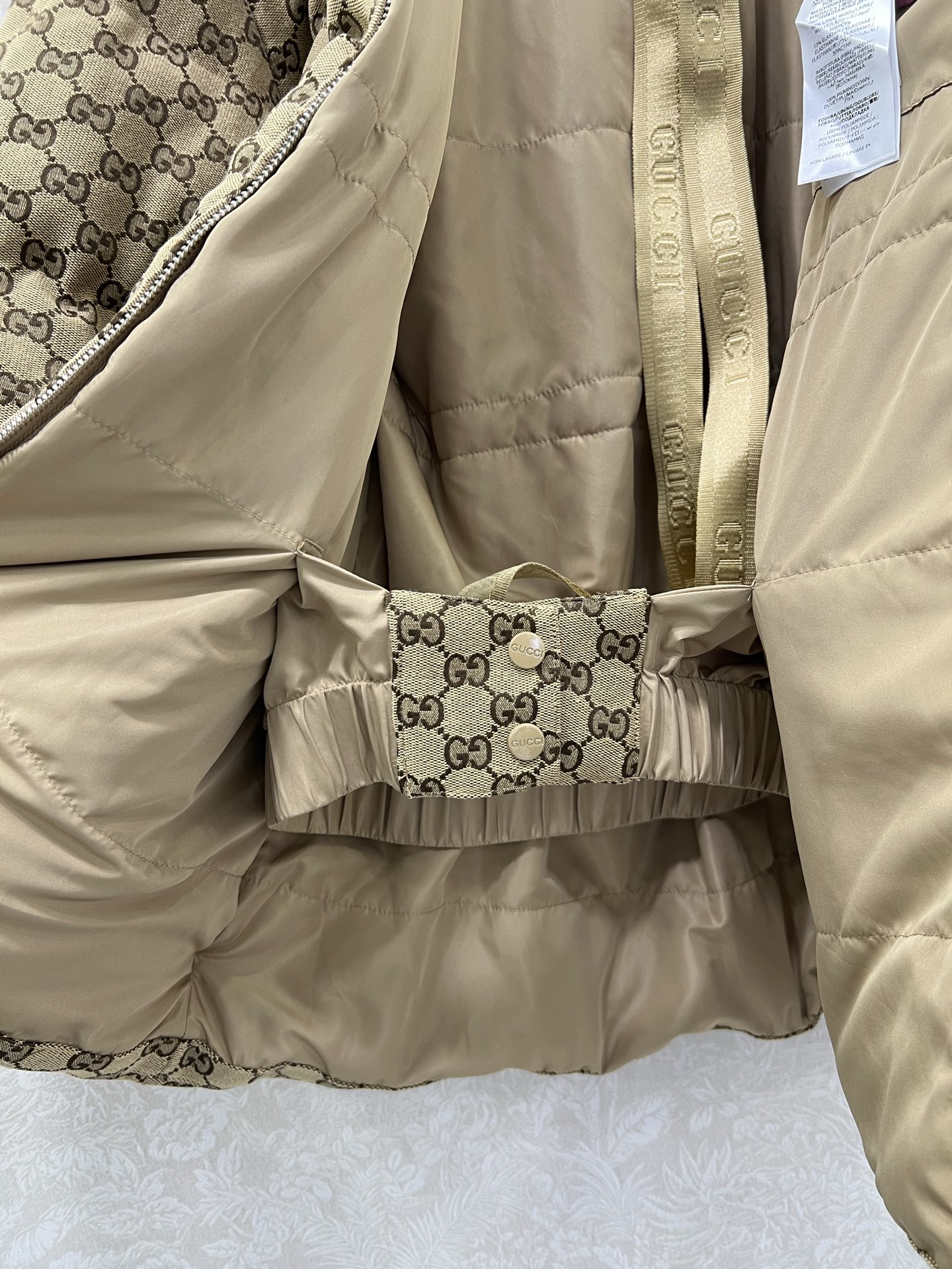 🔥🔥Gucc* 25FW秋冬限定新款 翻领抽绳收腰羽绒服 高版出品！内衬收腰防风保暖效果加倍 背带设计穿