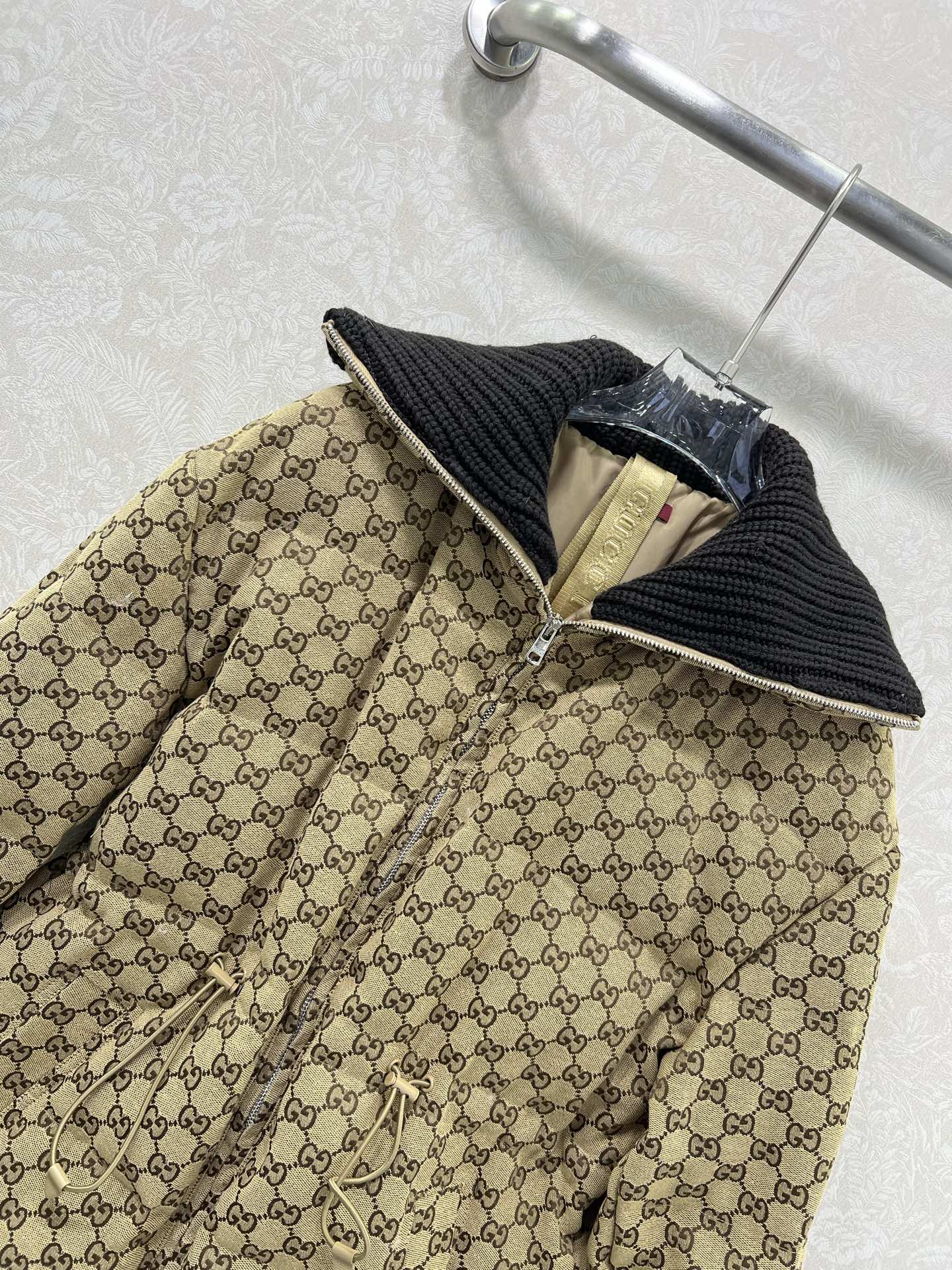 🔥🔥Gucc* 25FW秋冬限定新款 翻领抽绳收腰羽绒服 高版出品！内衬收腰防风保暖效果加倍 背带设计穿