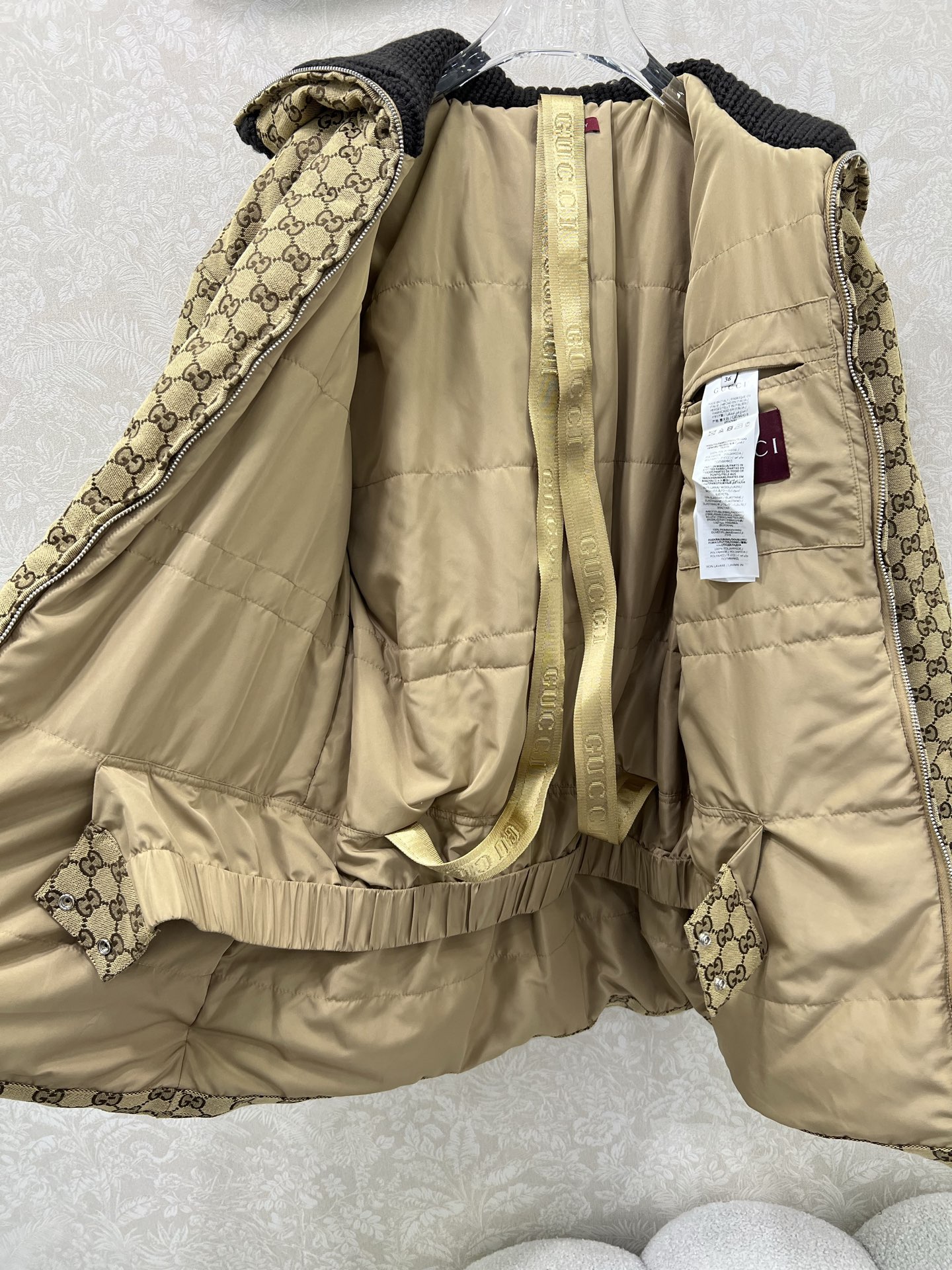 🔥🔥Gucc* 25FW秋冬限定新款 翻领抽绳收腰羽绒服 高版出品！内衬收腰防风保暖效果加倍 背带设计穿