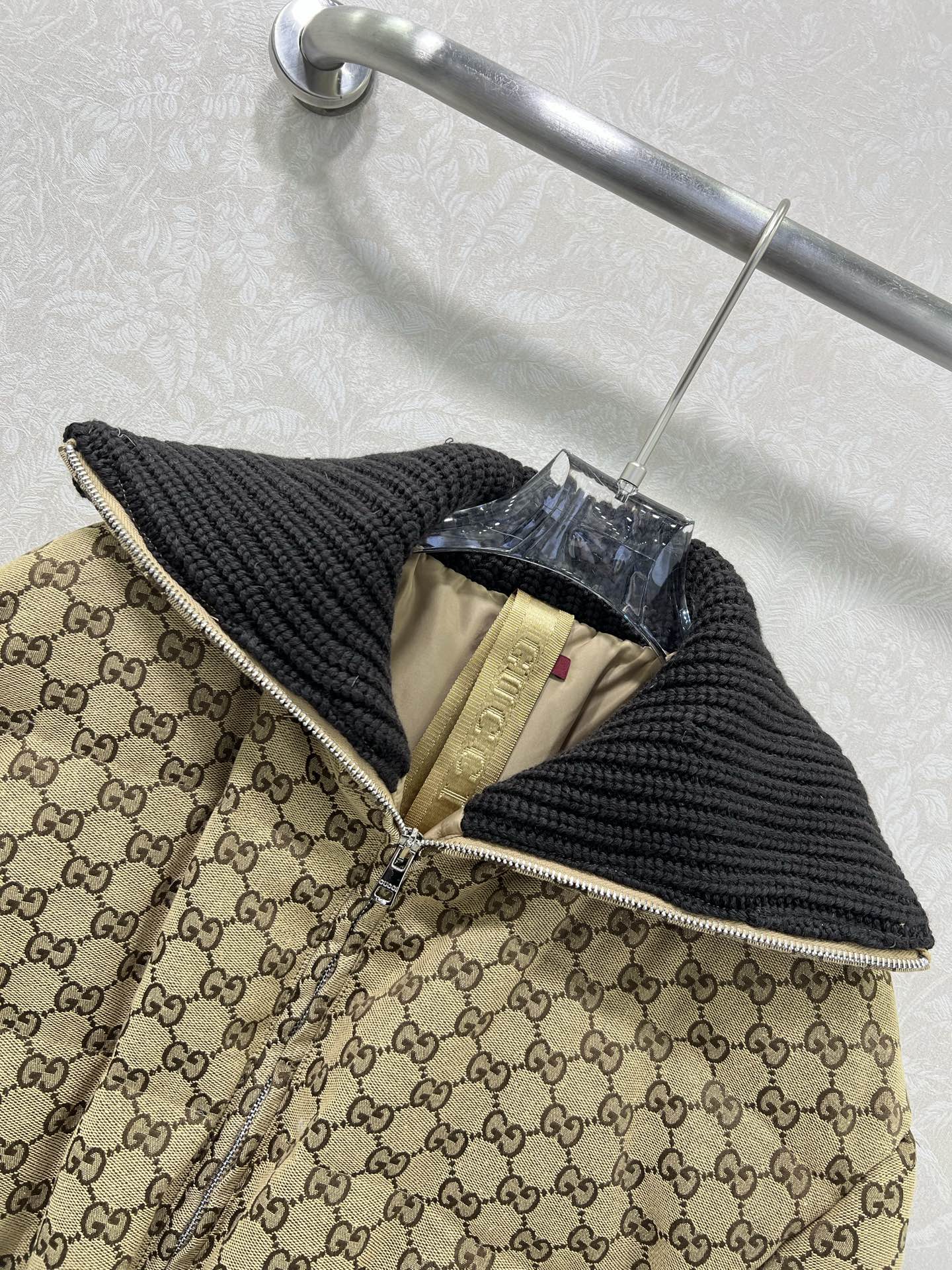 🔥🔥Gucc* 25FW秋冬限定新款 翻领抽绳收腰羽绒服 高版出品！内衬收腰防风保暖效果加倍 背带设计穿