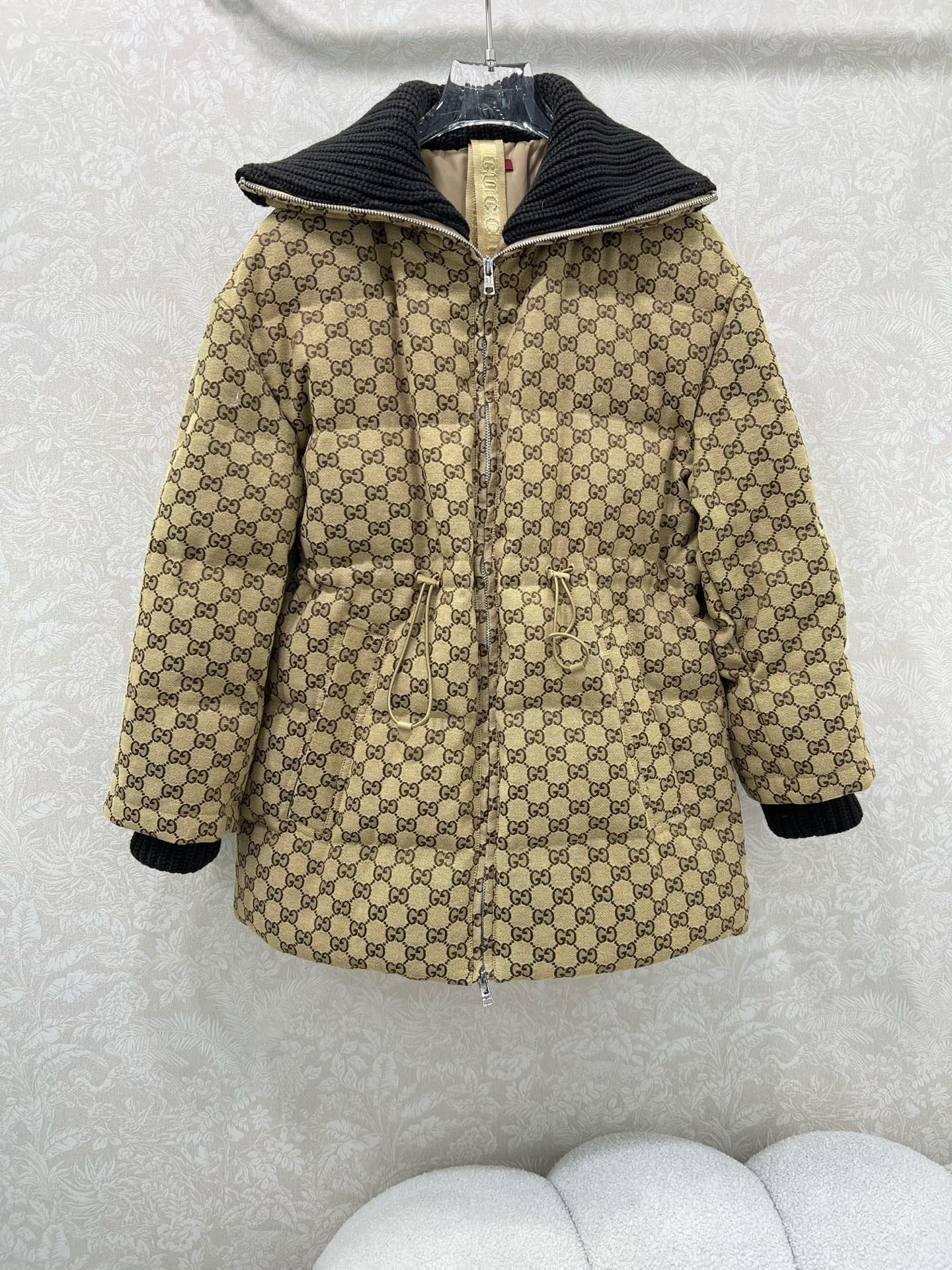 🔥🔥Gucc* 25FW秋冬限定新款 翻领抽绳收腰羽绒服 高版出品！内衬收腰防风保暖效果加倍 背带设计穿