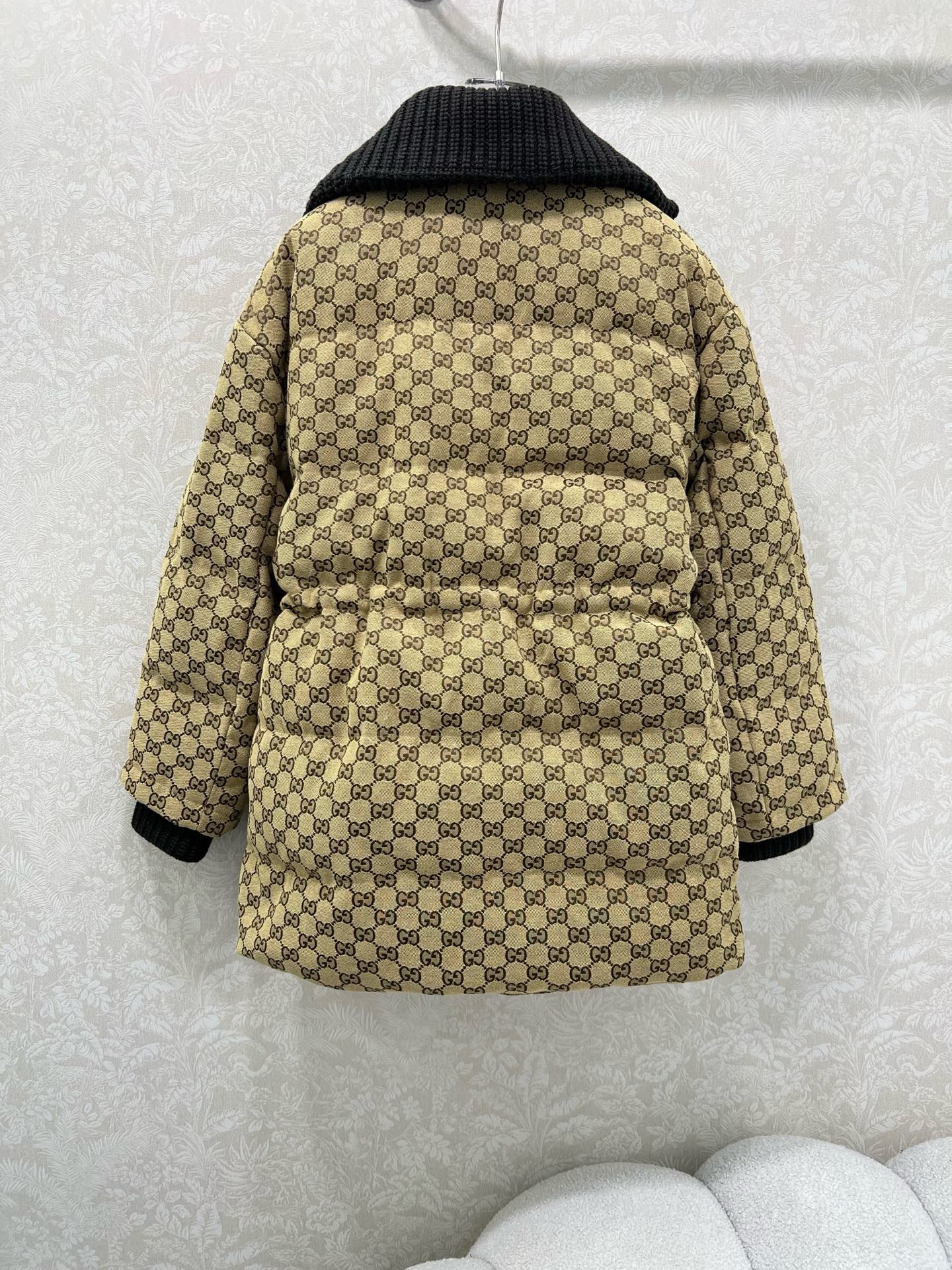 🔥🔥Gucc* 25FW秋冬限定新款 翻领抽绳收腰羽绒服 高版出品！内衬收腰防风保暖效果加倍 背带设计穿