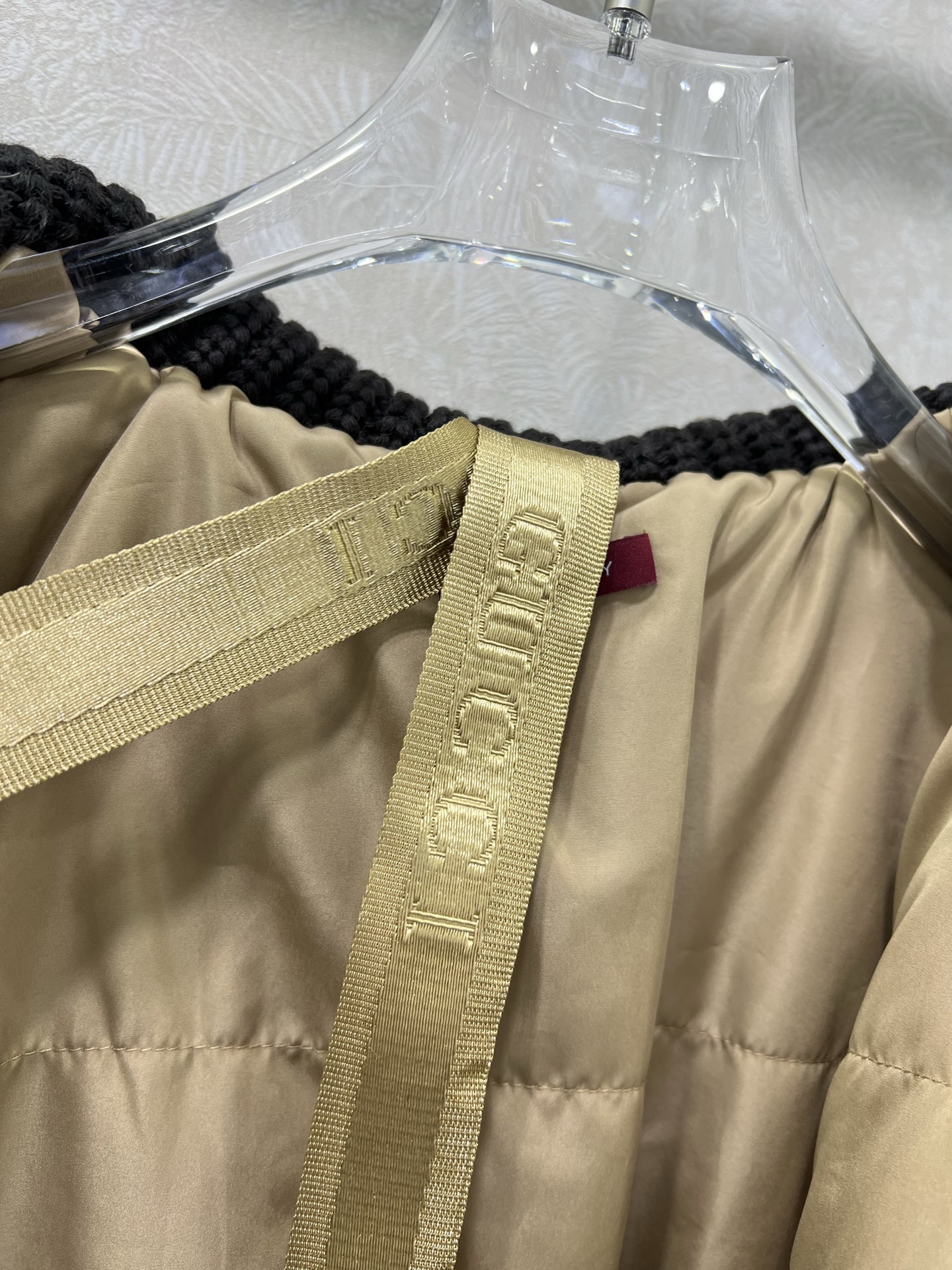 🔥🔥Gucc* 25FW秋冬限定新款 翻领抽绳收腰羽绒服 高版出品！内衬收腰防风保暖效果加倍 背带设计穿