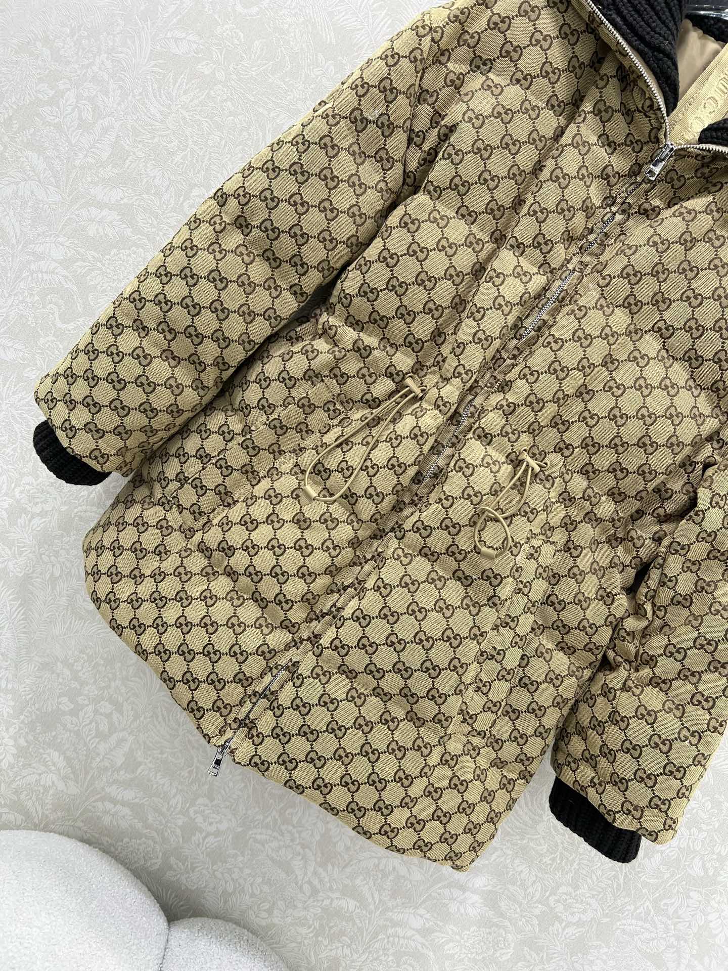 🔥🔥Gucc* 25FW秋冬限定新款 翻领抽绳收腰羽绒服 高版出品！内衬收腰防风保暖效果加倍 背带设计穿