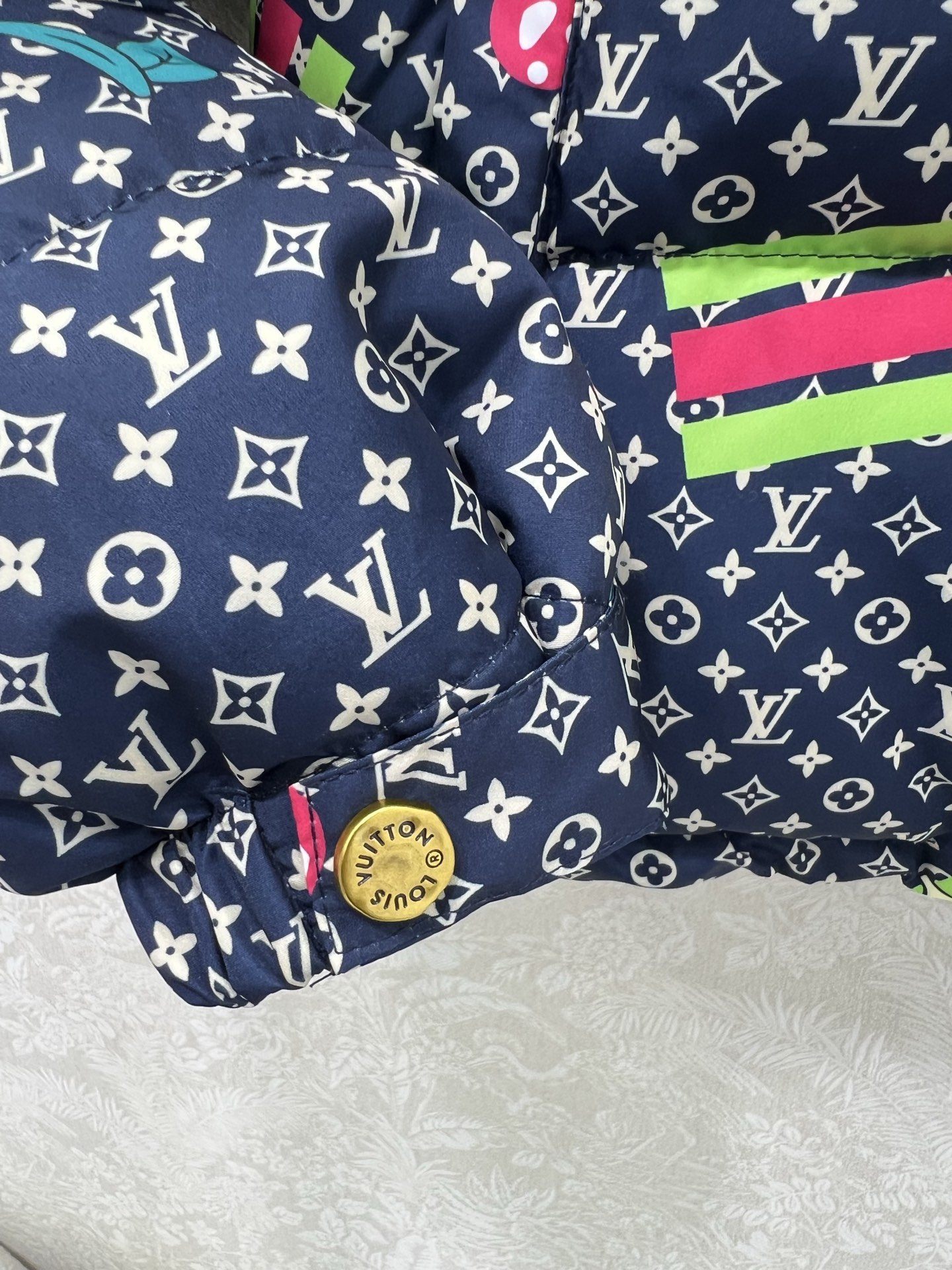 🔥🔥Louis Vuitt*n25新款小立领满幅老花羽绒外套 定制YB防风防水尼龙材质 90白鸭绒填充内