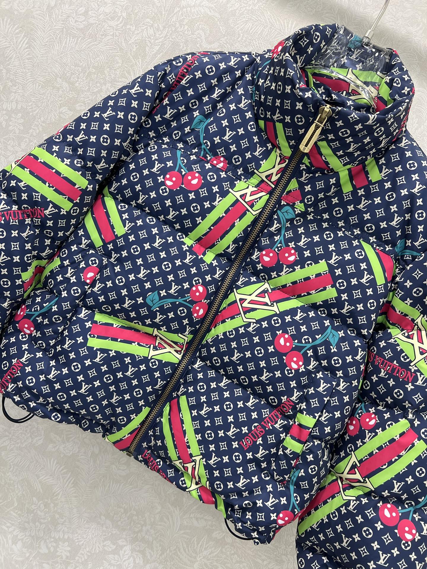 🔥🔥Louis Vuitt*n25新款小立领满幅老花羽绒外套 定制YB防风防水尼龙材质 90白鸭绒填充内