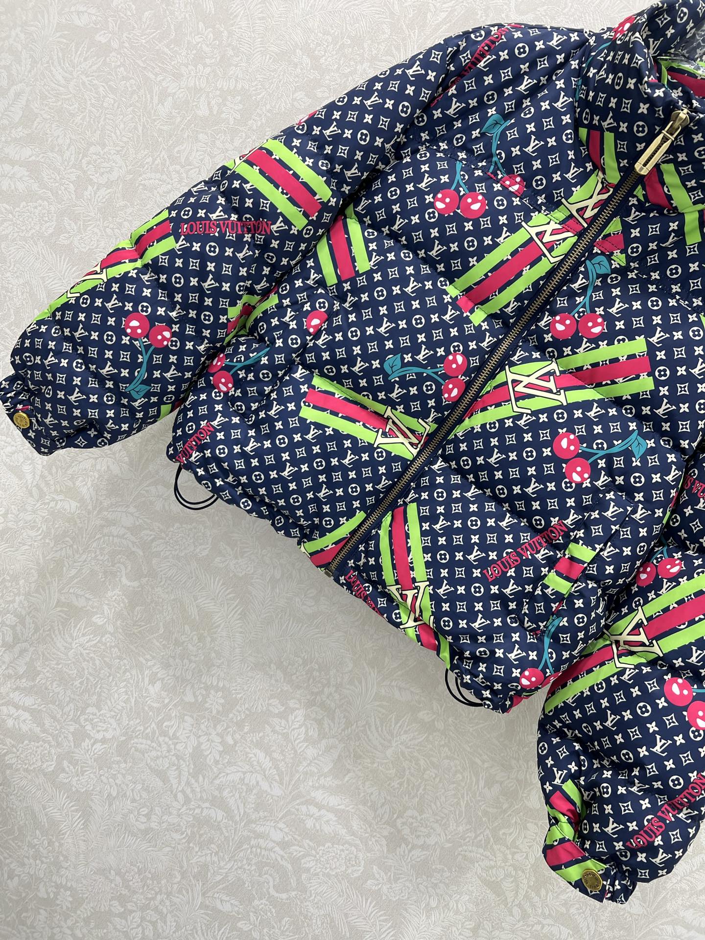 🔥🔥Louis Vuitt*n25新款小立领满幅老花羽绒外套 定制YB防风防水尼龙材质 90白鸭绒填充内