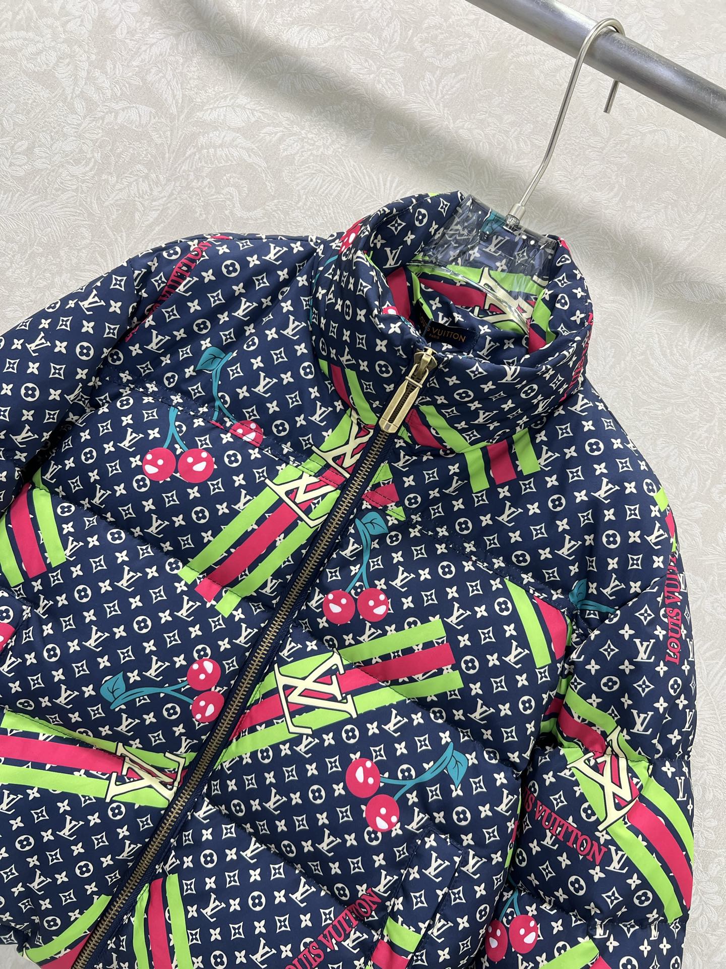 🔥🔥Louis Vuitt*n25新款小立领满幅老花羽绒外套 定制YB防风防水尼龙材质 90白鸭绒填充内