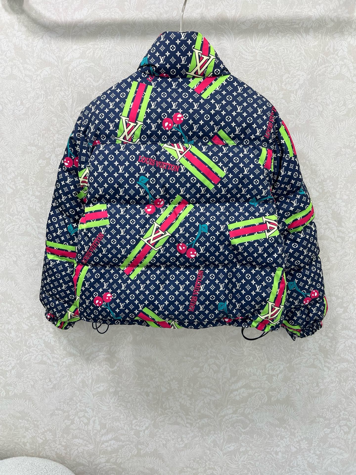 🔥🔥Louis Vuitt*n25新款小立领满幅老花羽绒外套 定制YB防风防水尼龙材质 90白鸭绒填充内