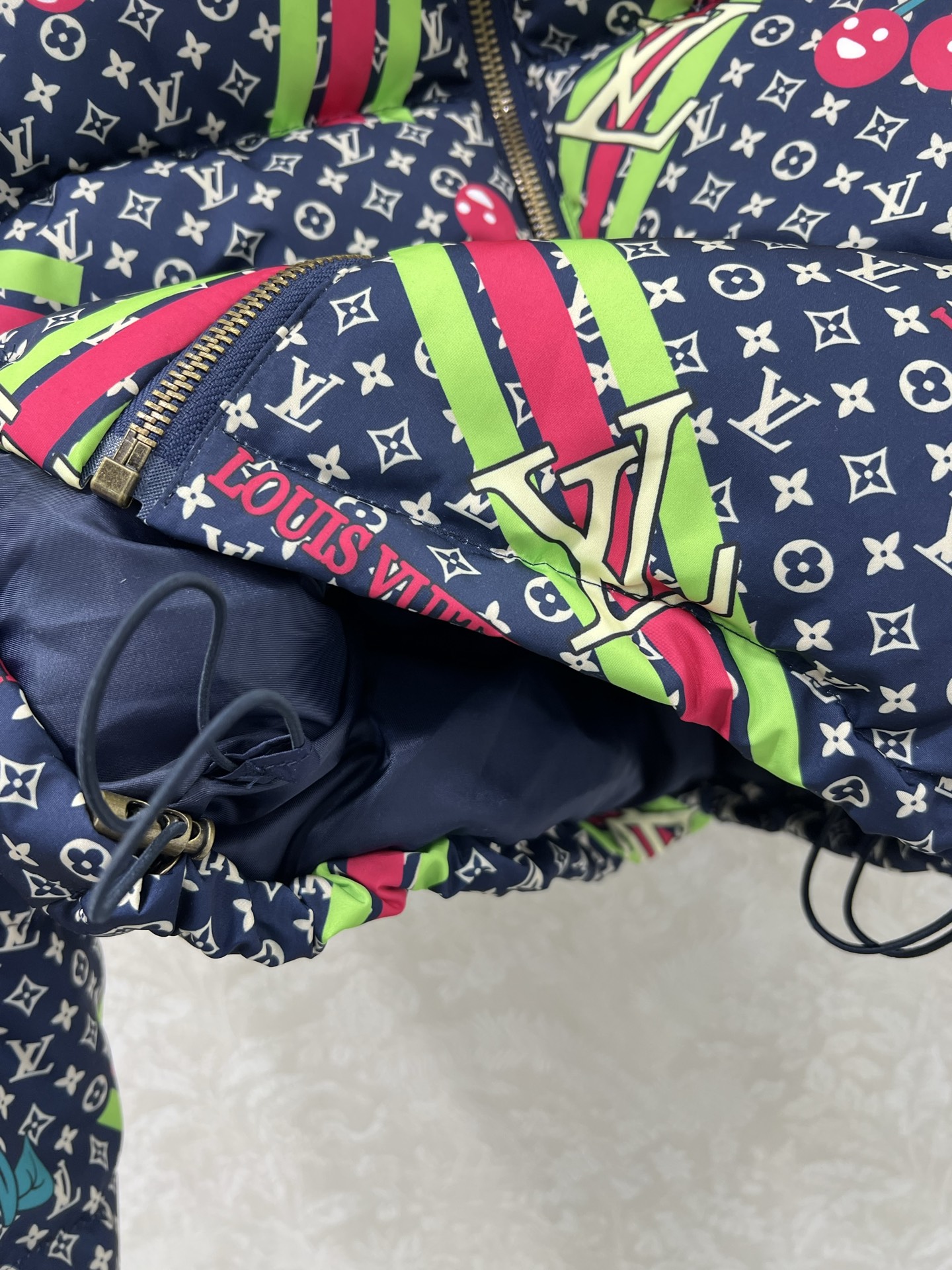 🔥🔥Louis Vuitt*n25新款小立领满幅老花羽绒外套 定制YB防风防水尼龙材质 90白鸭绒填充内