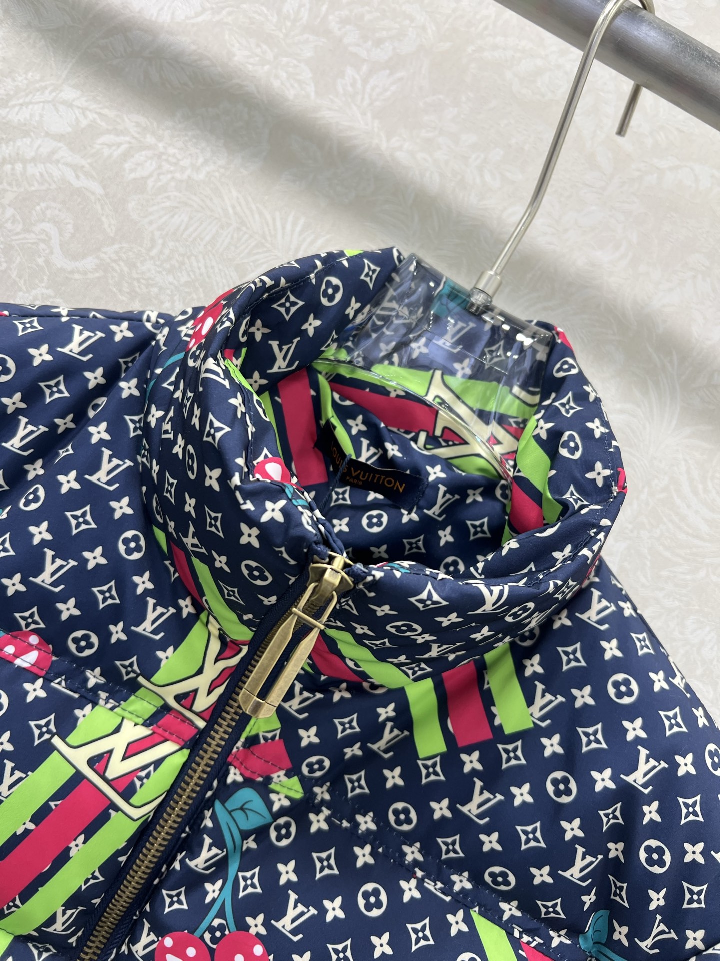 🔥🔥Louis Vuitt*n25新款小立领满幅老花羽绒外套 定制YB防风防水尼龙材质 90白鸭绒填充内