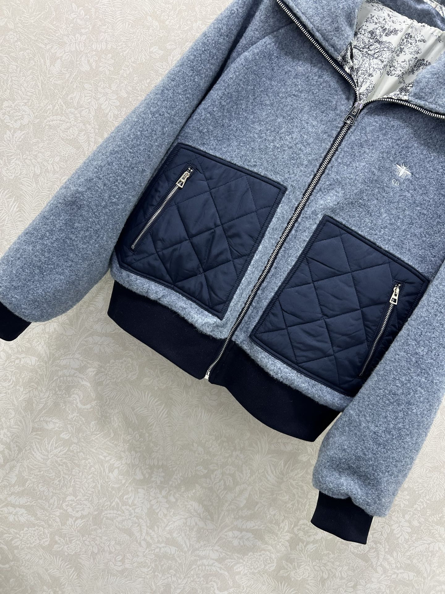 🔥🔥Dio*25新款拼接口袋毛呢外套，质感细腻，穿搭舒适，翻领外套剪裁，袖口下摆弹力螺纹收紧，口袋拼接菱