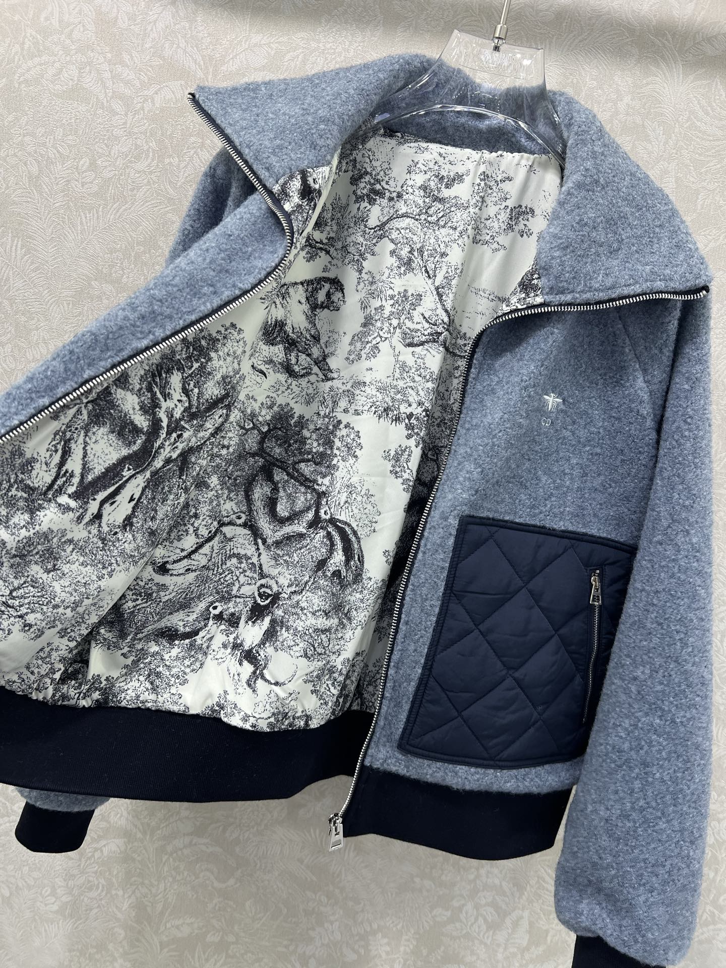 🔥🔥Dio*25新款拼接口袋毛呢外套，质感细腻，穿搭舒适，翻领外套剪裁，袖口下摆弹力螺纹收紧，口袋拼接菱