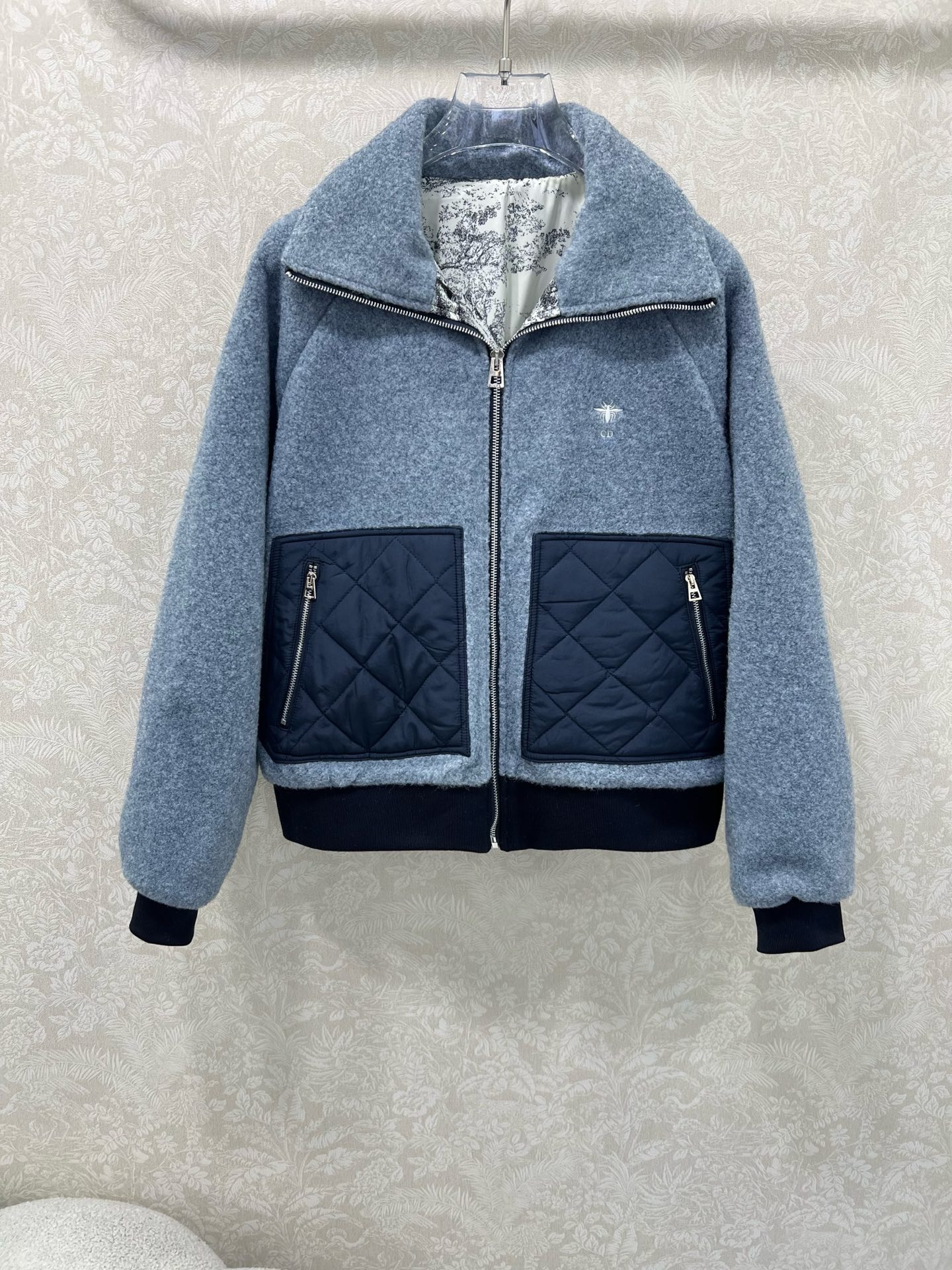 🔥🔥Dio*25新款拼接口袋毛呢外套，质感细腻，穿搭舒适，翻领外套剪裁，袖口下摆弹力螺纹收紧，口袋拼接菱