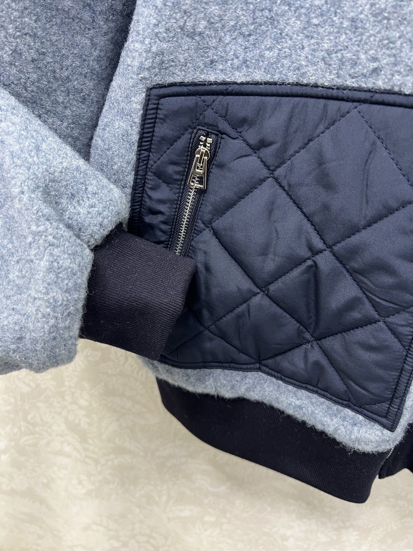 🔥🔥Dio*25新款拼接口袋毛呢外套，质感细腻，穿搭舒适，翻领外套剪裁，袖口下摆弹力螺纹收紧，口袋拼接菱